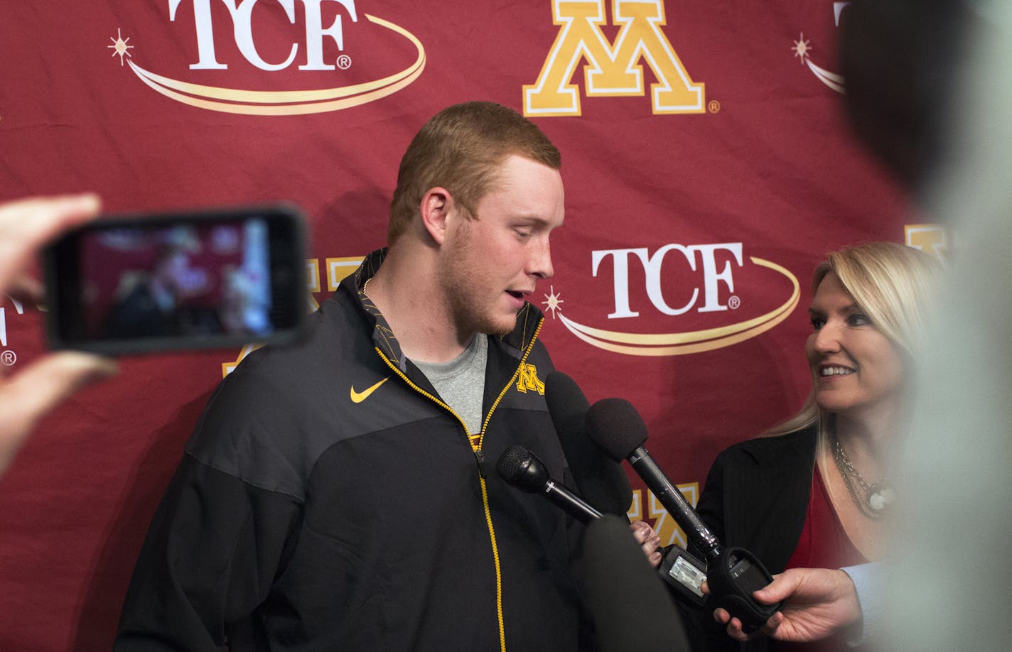 Gophers tight end Maxx Williams made it official Friday, announcing his widely expected decision to leave early and enter the NFL Draft. Williams, a third-year sophomore, is the first Gophers football player to leave school early for the NFL Draft since Laurence Maroney, who was a first-round pick (No. 21 overall) by the Patriots in 2006. ] BRIAN PETERSON &#x201a;&#xc4;&#xa2; brian.peterson@startribune.com Minneapolis, MN 01/02/15