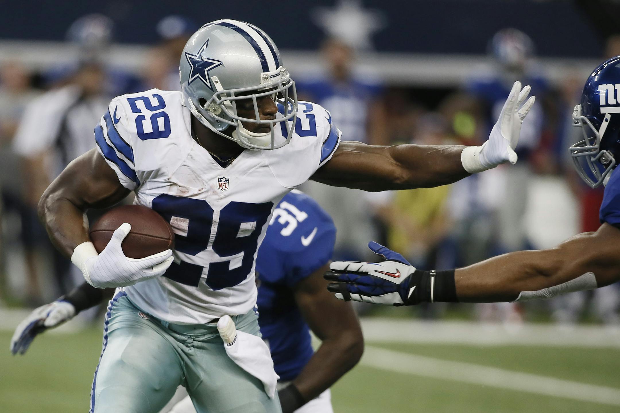 Dallas Cowboys running back DeMarco Murray (29) runs the ball against the New York Giants during the first half of an NFL football game, Sunday, Oct. 19, 2014, in Arlington, Texas. (AP Photo/Brandon Wade)