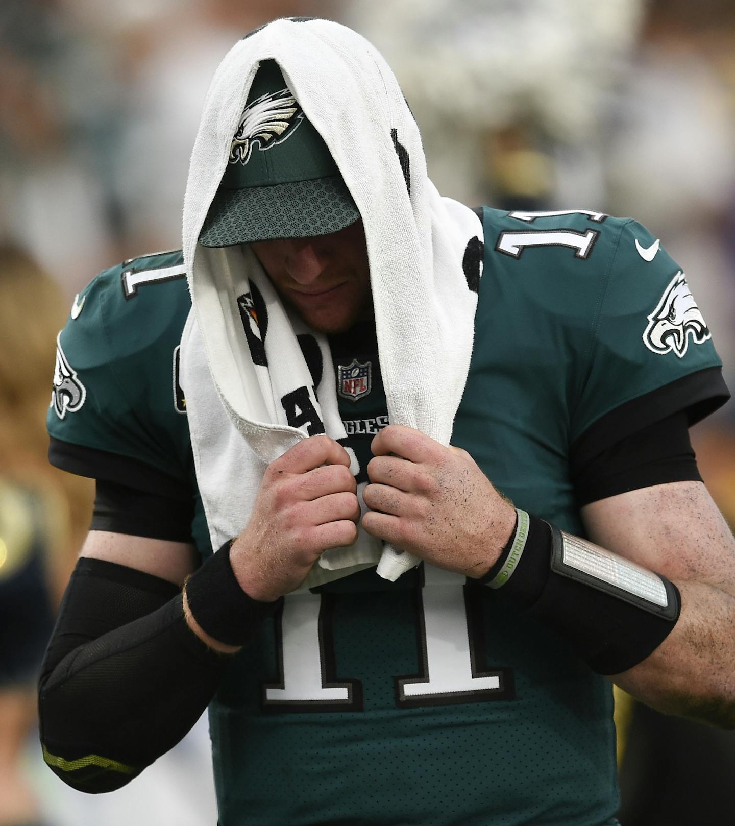 Philadelphia Eagles quarterback Carson Wentz leaves the field during the second half of an NFL football game against the Los Angeles Rams Sunday, Dec. 10, 2017, in Los Angeles.(AP Photo/Kelvin Kuo)