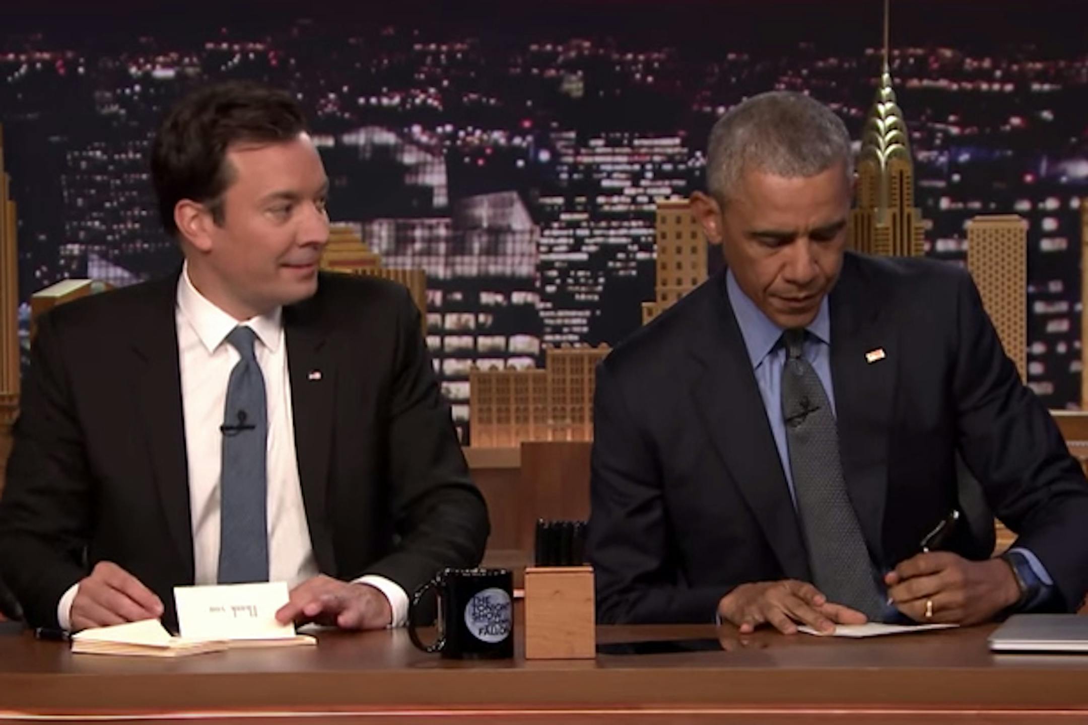 Jimmy Fallon writes thank-you notes with President Obama on "The Tonight Show."