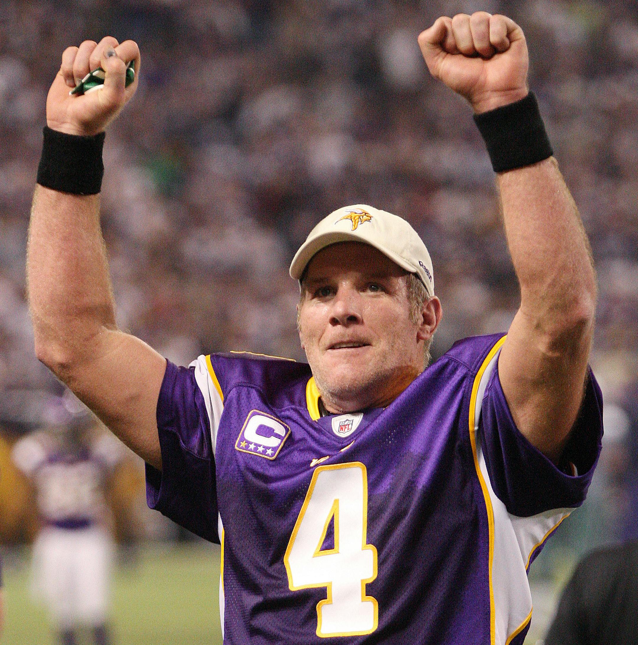 Minnesota Vikings quarterback Brett Favre signals to fans behind the bench after a late touchdown against the Dallas Cowboys in an NFC Divisional Playoff game. The Vikings defeated the Cowboys, 34-3, at the Metrodome in Minneapolis, Minnesota, Sunday, January 17, 2010. (Ron T. Ennis/Fort Worth Star-Telegram/MCT)