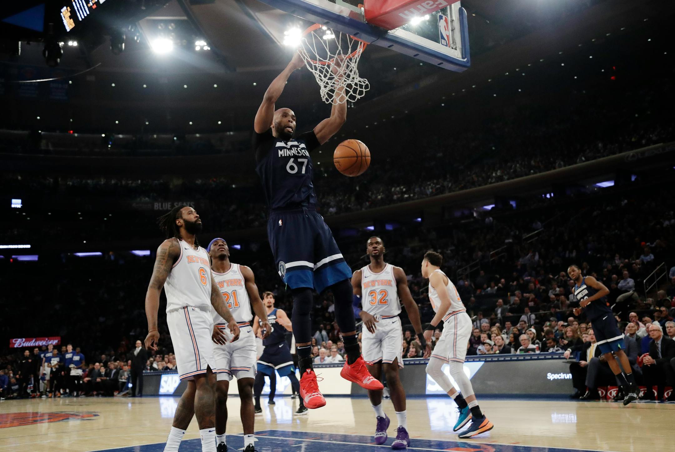 Taj Gibson dunks the ball in front of the Knicks' DeAndre Jordan (6), Damyean Dotson (21) and Noah Vonleh (32) during the first half.