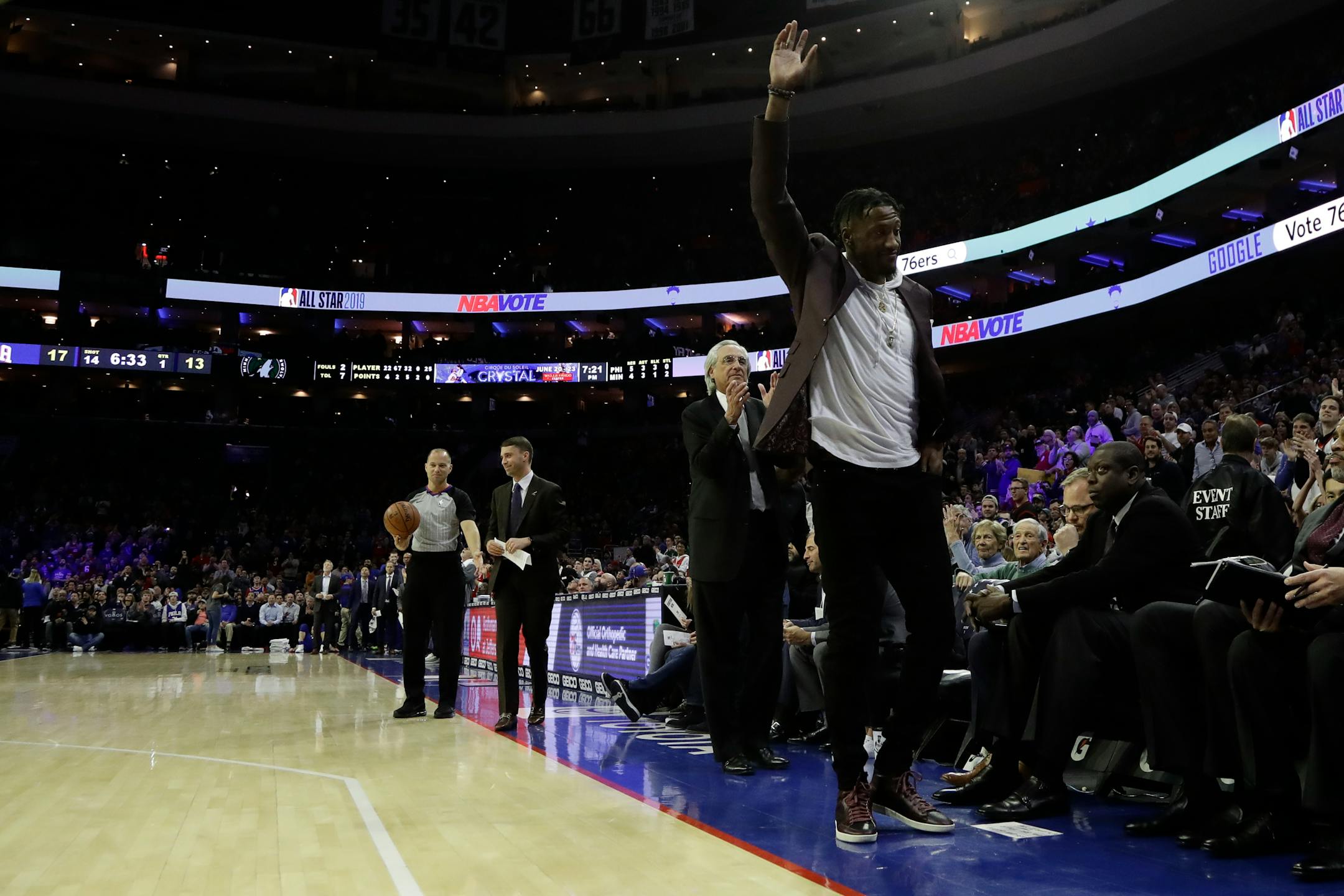 Robert Covington waved to the Philadelphia 76ers crowd on Tuesday