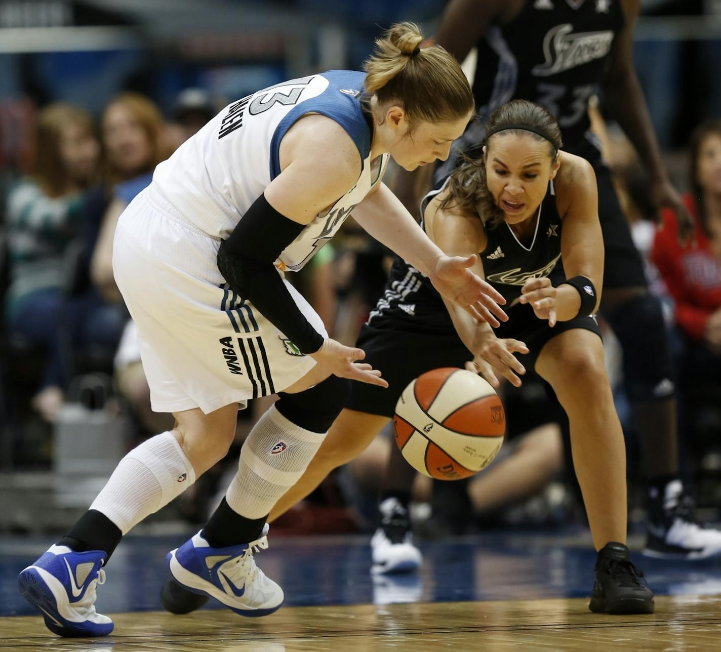 Lynx point guard Lindsay Whalen (left) and San Antonio's Becky Hammon battled for a loose ball Sunday during Minnesota's 83-79 victory.