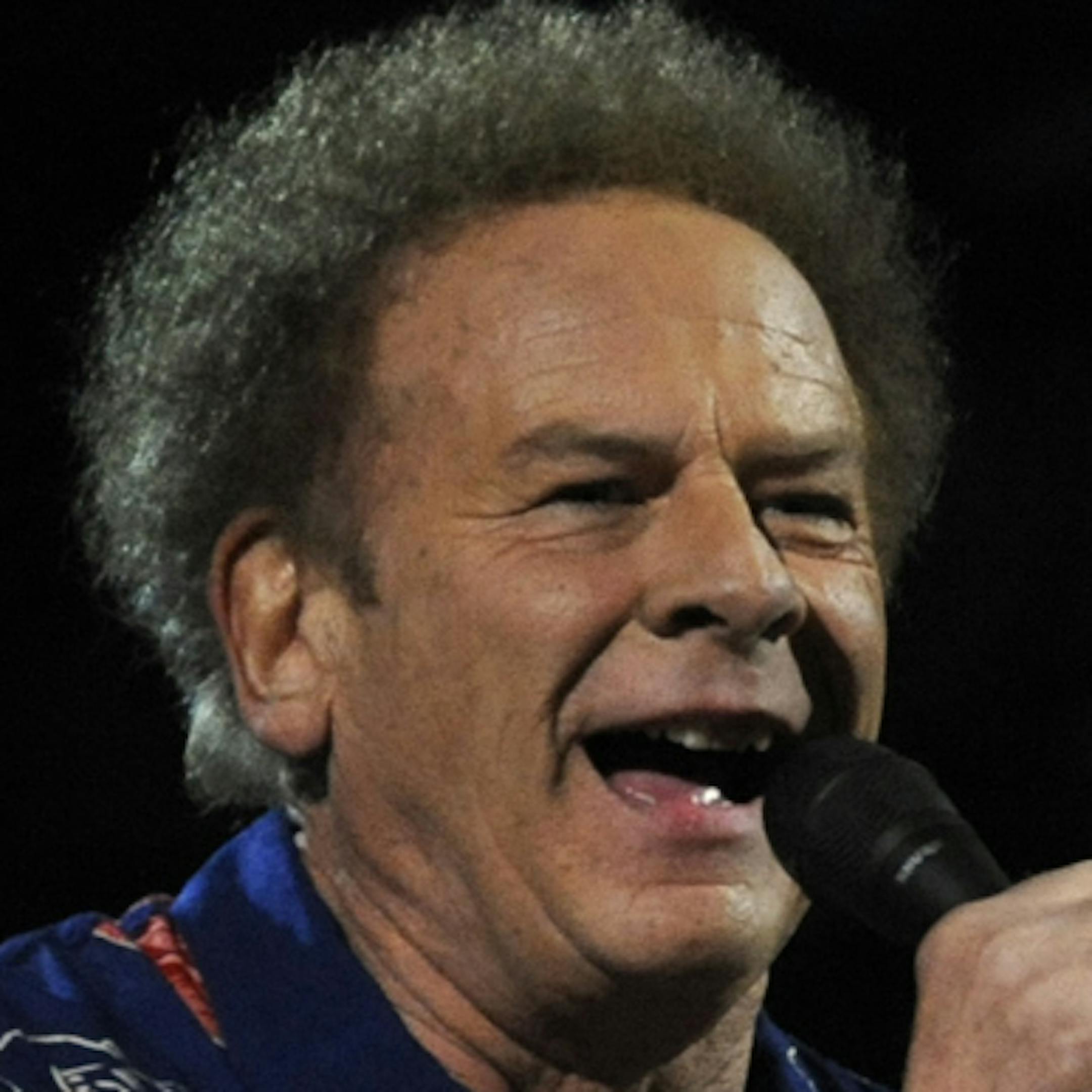 Paul Simon, right, and Art Garfunkel perform at the 25th Anniversary Rock & Roll Hall of Fame concert at Madison Square Garden,Thursday, Oct. 29, 2009 in New York. (AP Photo/Henny Ray Abrams) ORG XMIT: MIN2013010211243624