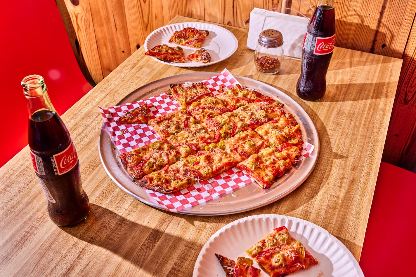 A pizza with roasted red peppers and J.P. Graziano hot giardinieras at Kim's Uncle Pizza in Westmont, Ill. MUST CREDIT: Photo for The Washington Post by Jason Little