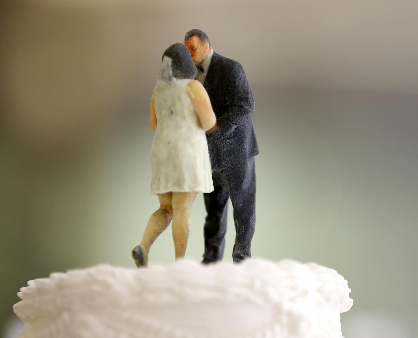 ME 3D displayed a figurine wedding cake topper of a couple at their store in the Mall of America. ] CARLOS GONZALEZ &#xef; cgonzalez@startribune.com - November 25, 2015, Bloomington, MN, Mall of America, A new retail concept at the Mall of America uses 90 cameras ad a 3D printer to make little statues of people (and their pets), ranging in price from $95 to $645. The store, Me 3D, opened Oct. 21.