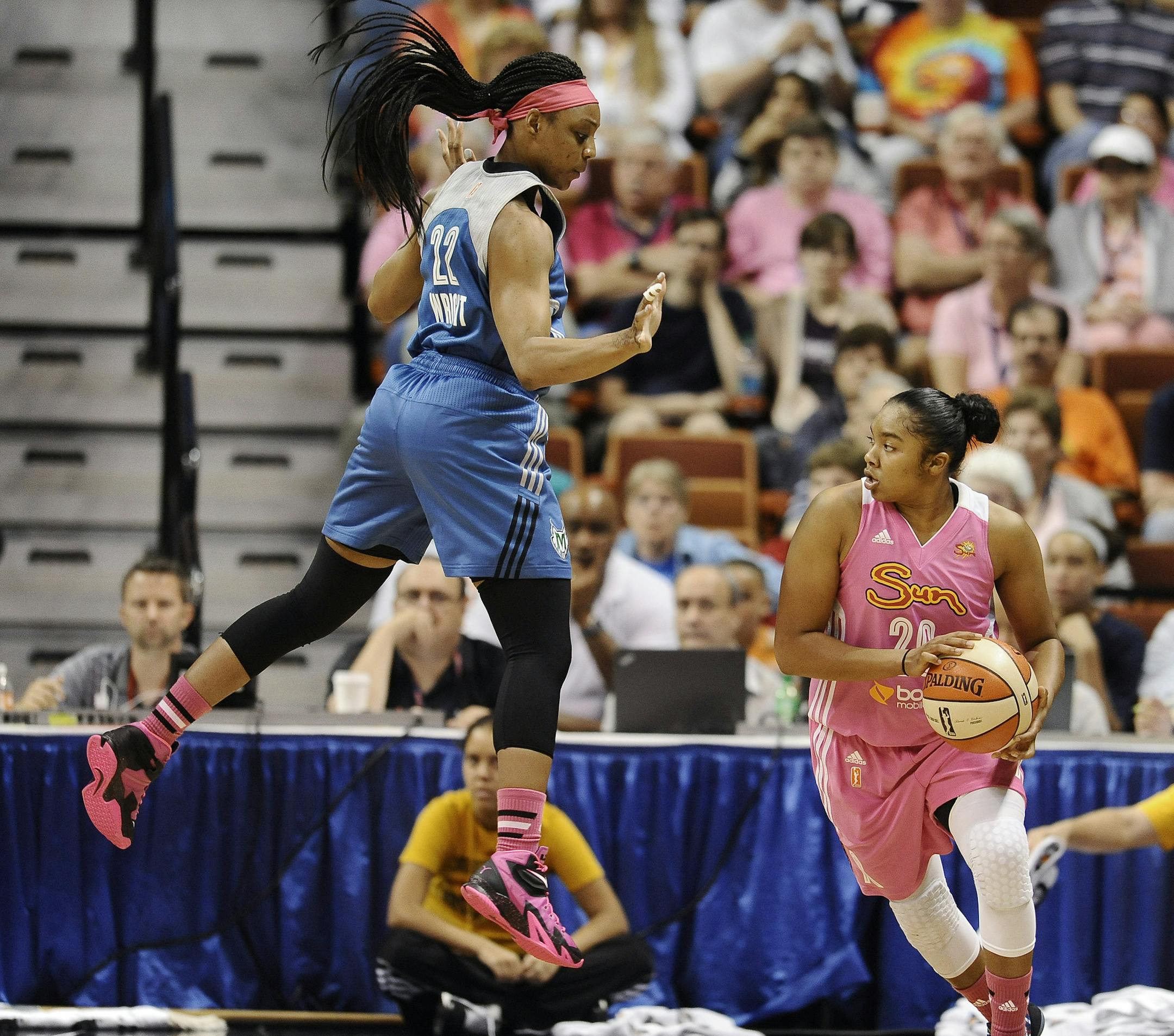 The Lynx's Monica Wright, left, guarded Connecticut's Alex Bentley during Minnesota's 76-65 victory Sunday in Uncasville, Conn.