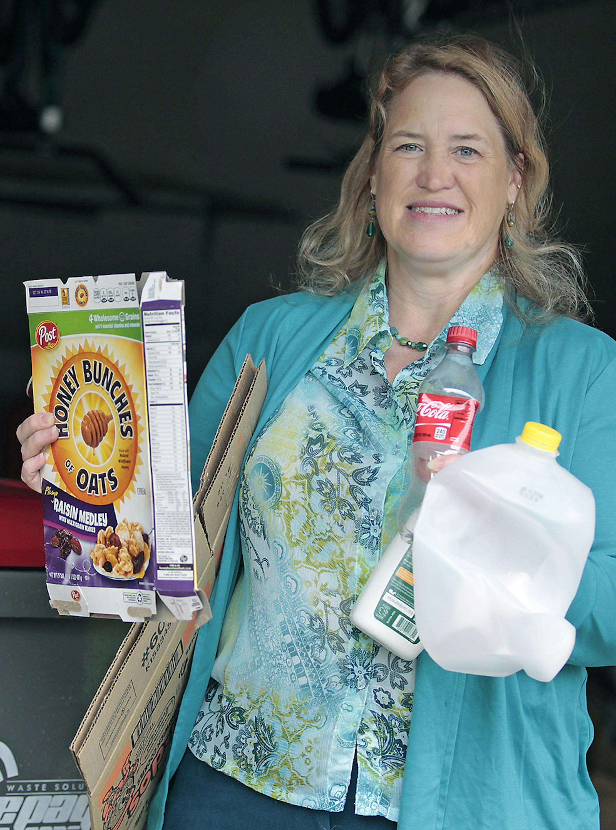 Sue Doll, a recycling zealot, showed what her recycling bin typically looks like, Wednesday, September 10, 2014 in Andover, MN. ] (ELIZABETH FLORES/STAR TRIBUNE) ELIZABETH FLORES • eflores@startribune.com
