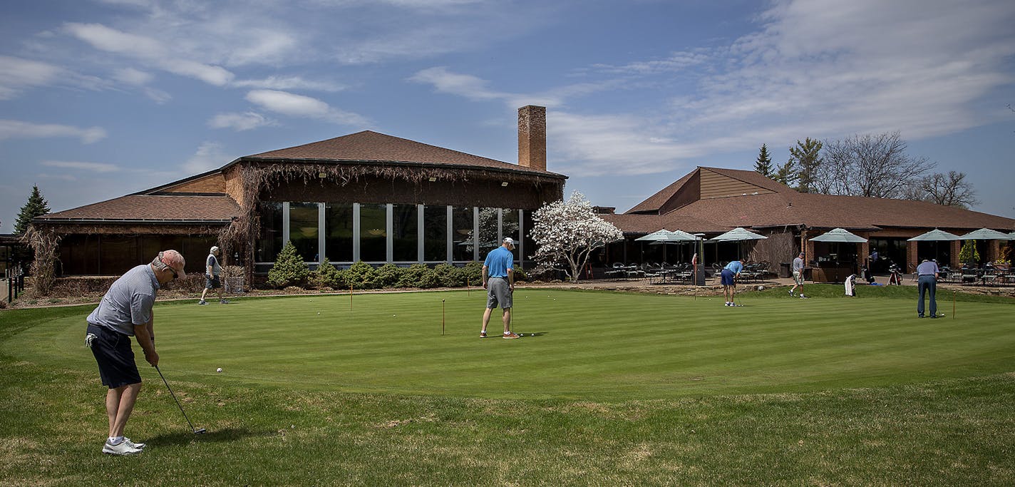 Golfers practiced at St. Paul's Town and Country Club golf course, Thursday, May 3, 2018 in St. Paul, MN. ] ELIZABETH FLORES &#xef; liz.flores@startribune.com