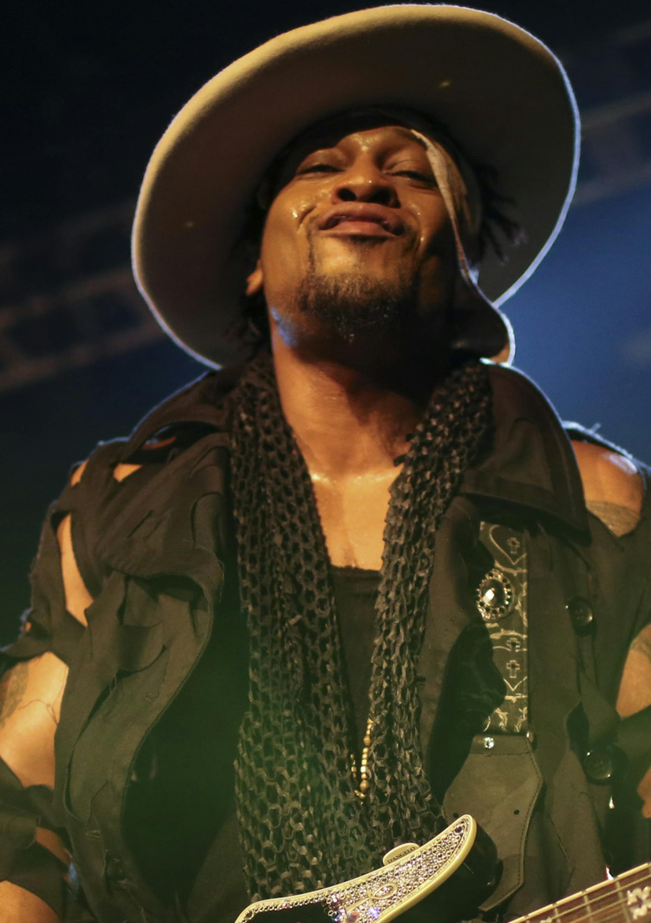 D'Angelo with guitarist Jesse Johnson, left, on the First Ave. stage Sunday night. ] JEFF WHEELER &#xef; jeff.wheeler@startribune.com Reclusive R & B star D'Angelo played a sold out show Sunday night, September 6, 2015 at First Ave. in Minneapolis.