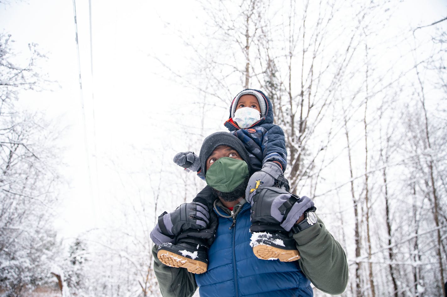 Glenn Simmons Jr. carries his son, Kai, 2, atop his shoulders as they walk through the Bagley Nature Center in Duluth, Minnesota on Sunday, Nov. 15, 2020. (Alex Kormann/Minneapolis Star Tribune/TNS) ORG XMIT: 2861135W