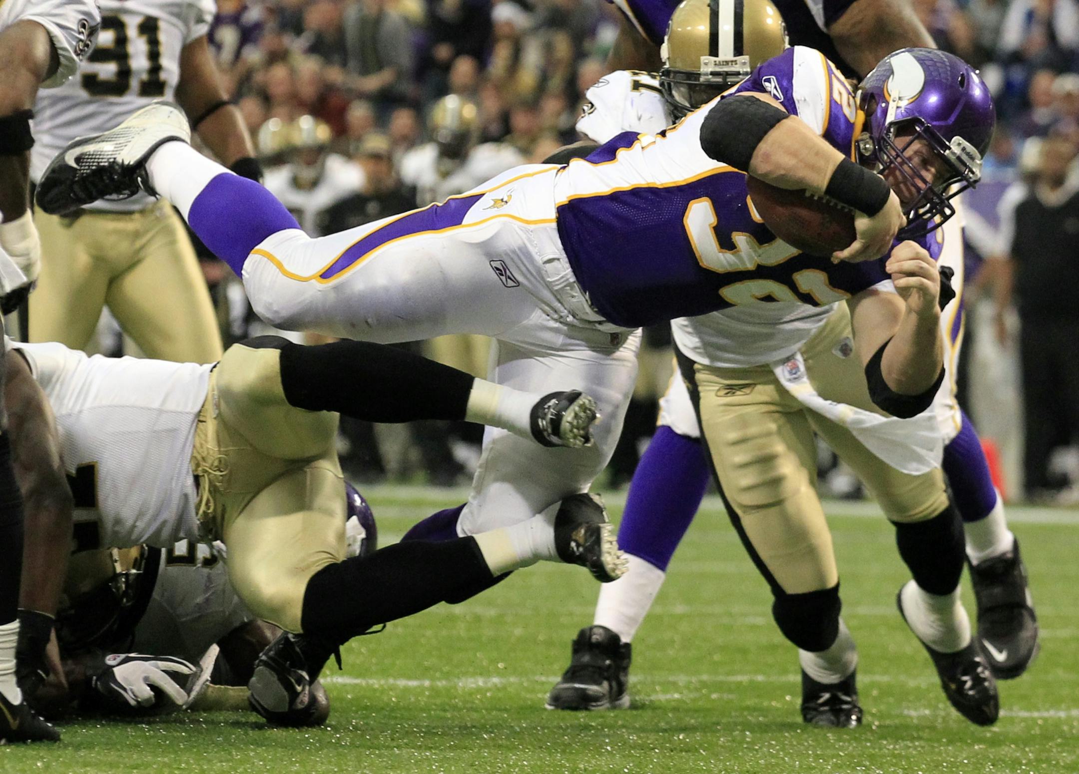 Toby Gerhart (32) ran in a short pass for a 10-yard touchdown in the second quarter.