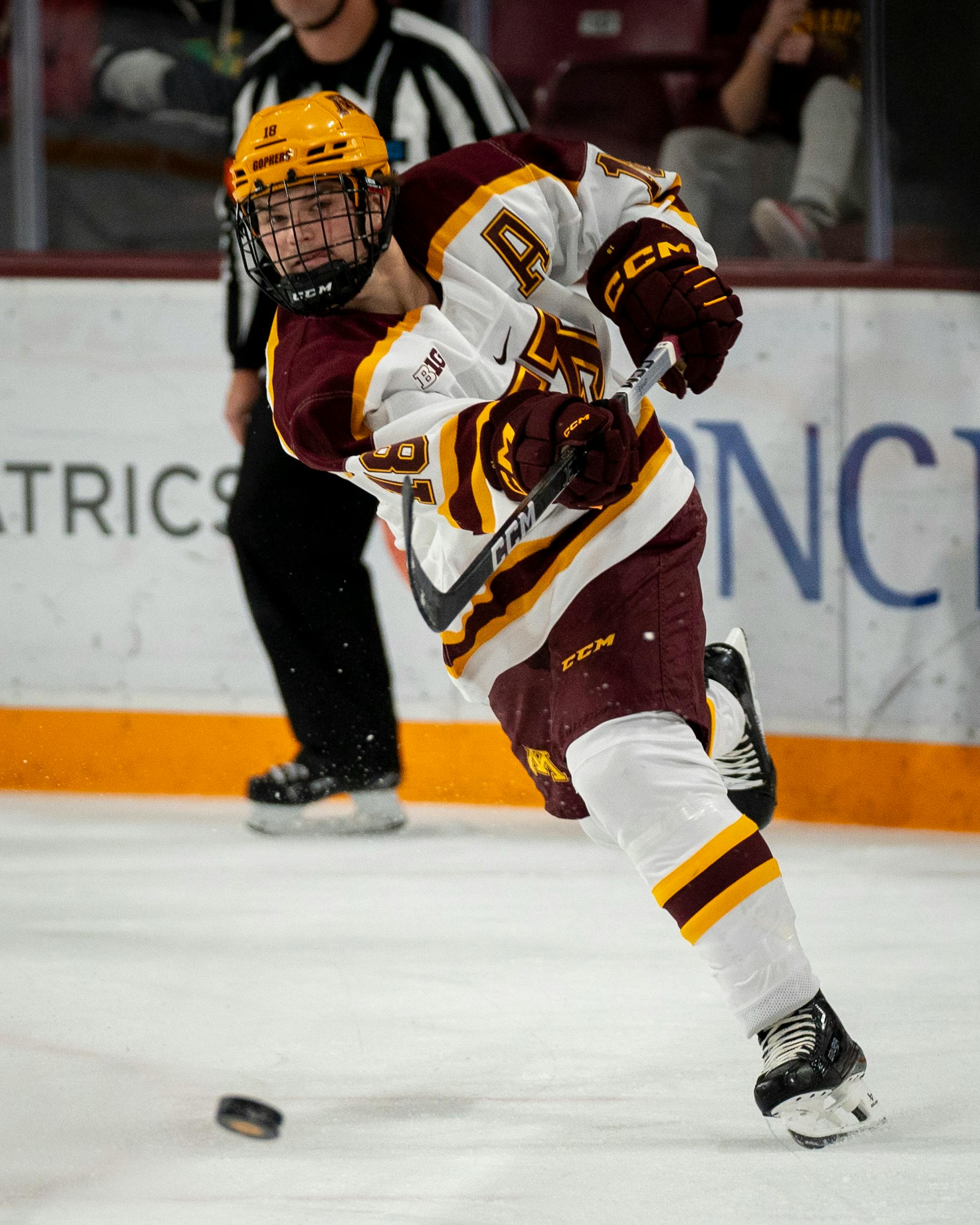 Minnesota forward Mason Nevers (18) passes the puck at the game against The University of Minnesota Duluth.