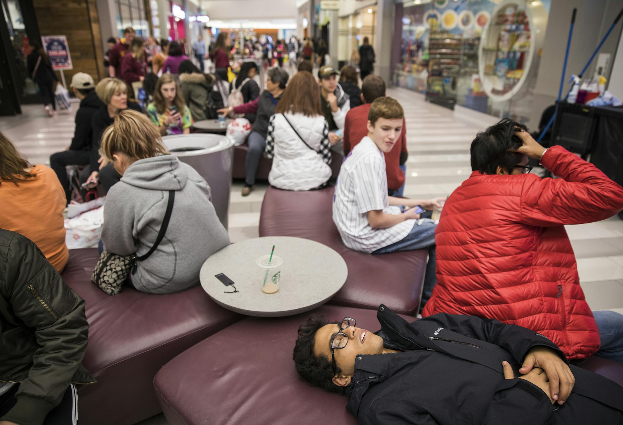 Swad Sathe of Minneapolis rests while shopping at Mall of America on Black Friday. ] (Leila Navidi/Star Tribune) leila.navidi@startribune.com BACKGROUND INFORMATION: Black Friday shopping at Mall of America in Bloomington on Friday, November 25, 2016.