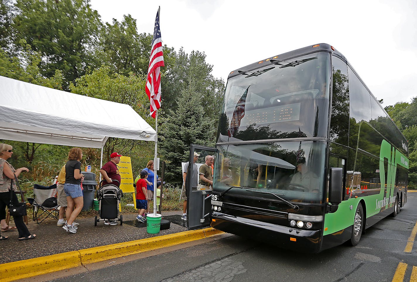 Passengers en route to the State Fair made their way onto a Southwest Transit double decker bus, Friday, August 29, 2014 in Eden Prairie, MN. The company is running the first double decker buses in the Twin Cities. They've wanted them for awhile but couldn't get because none were made in the US. ] (ELIZABETH FLORES/STAR TRIBUNE) ELIZABETH FLORES &#x2022; eflores@startribune.com