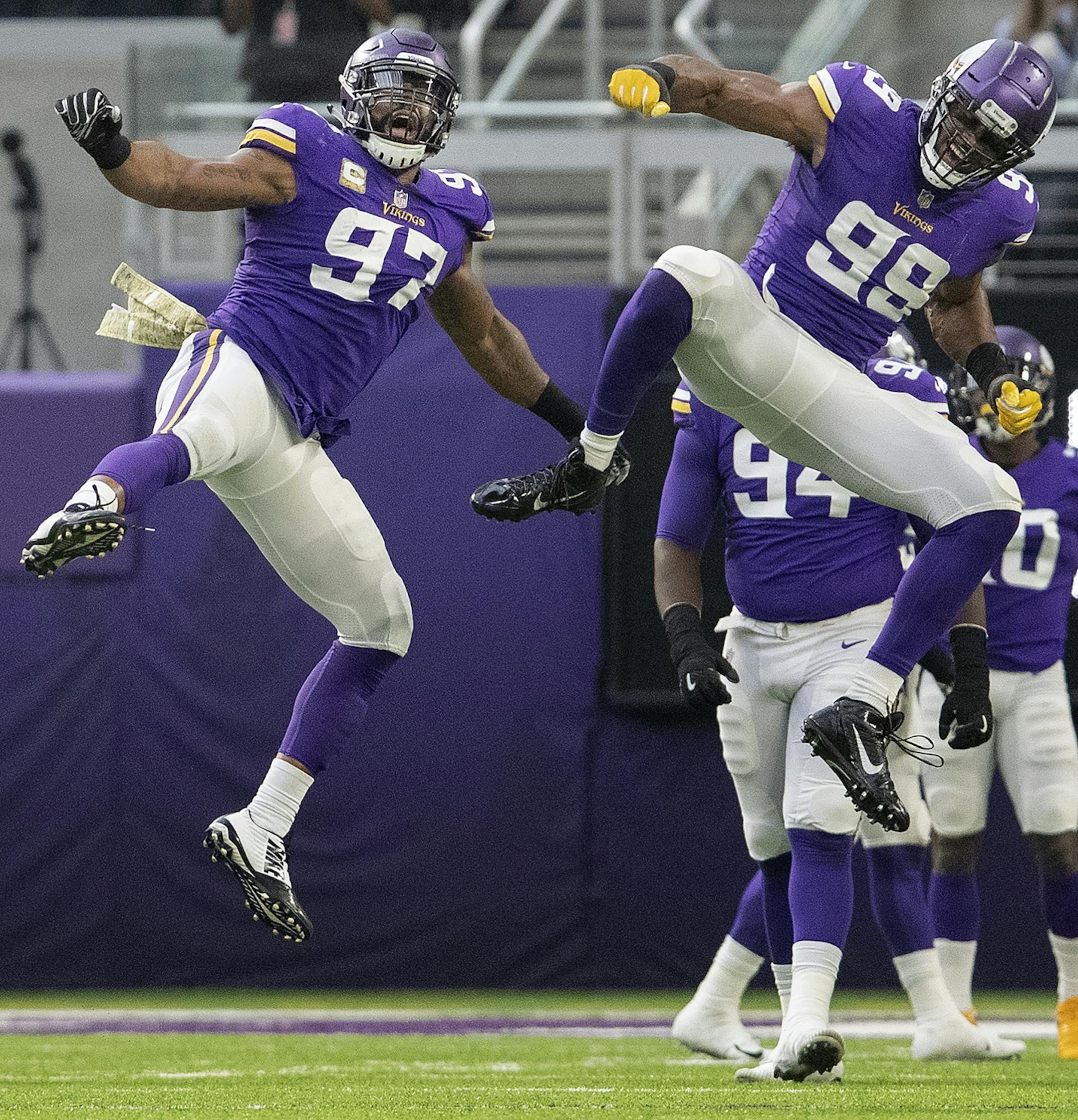 Everson Griffen and Danielle Hunter celebrated a sack in the second quarter.