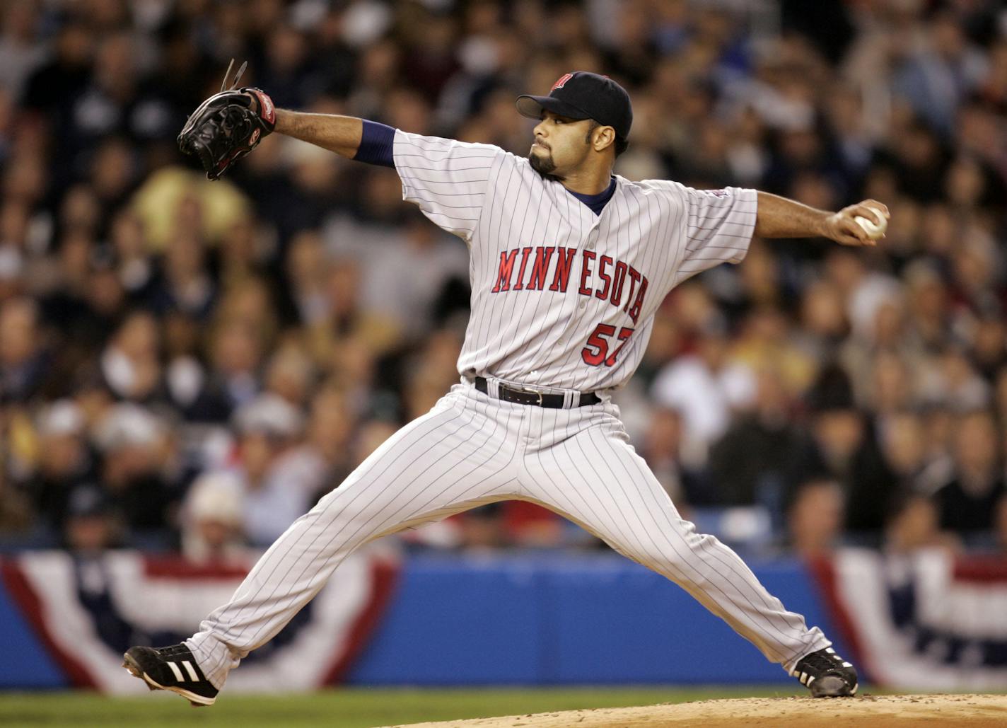 New York, NY - 10/5/2004 Twins -vs- Yankees Game 1 ALDS Series. Twins pitcher Johan Santana throws a pitch in the 4th inning. Carlos Gonzalez/Star Tribune