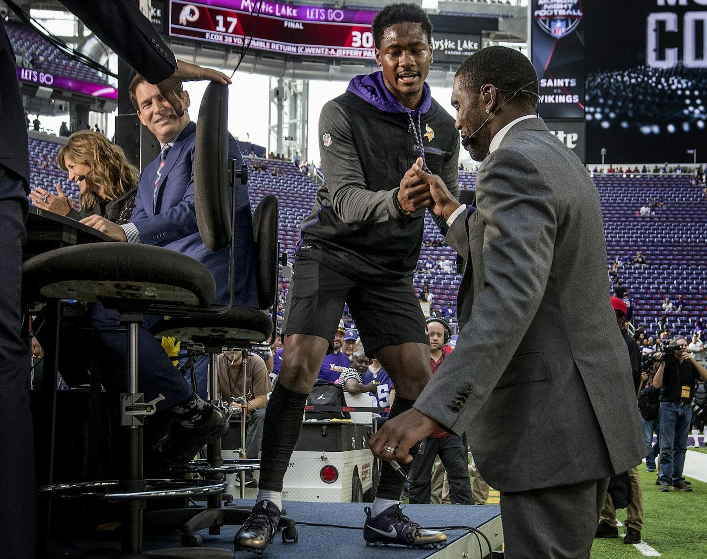 Minnesota Vikings receiver Stefon Diggs gets an autograph from Randy Moss on his special Moss tribute cleats during pregame warm ups Monday, Sept. 11, 2017 in Minneapolis, Minn. (Carlos Gonzalez/Minneapolis Star Tribune/TNS) ORG XMIT: 1210887