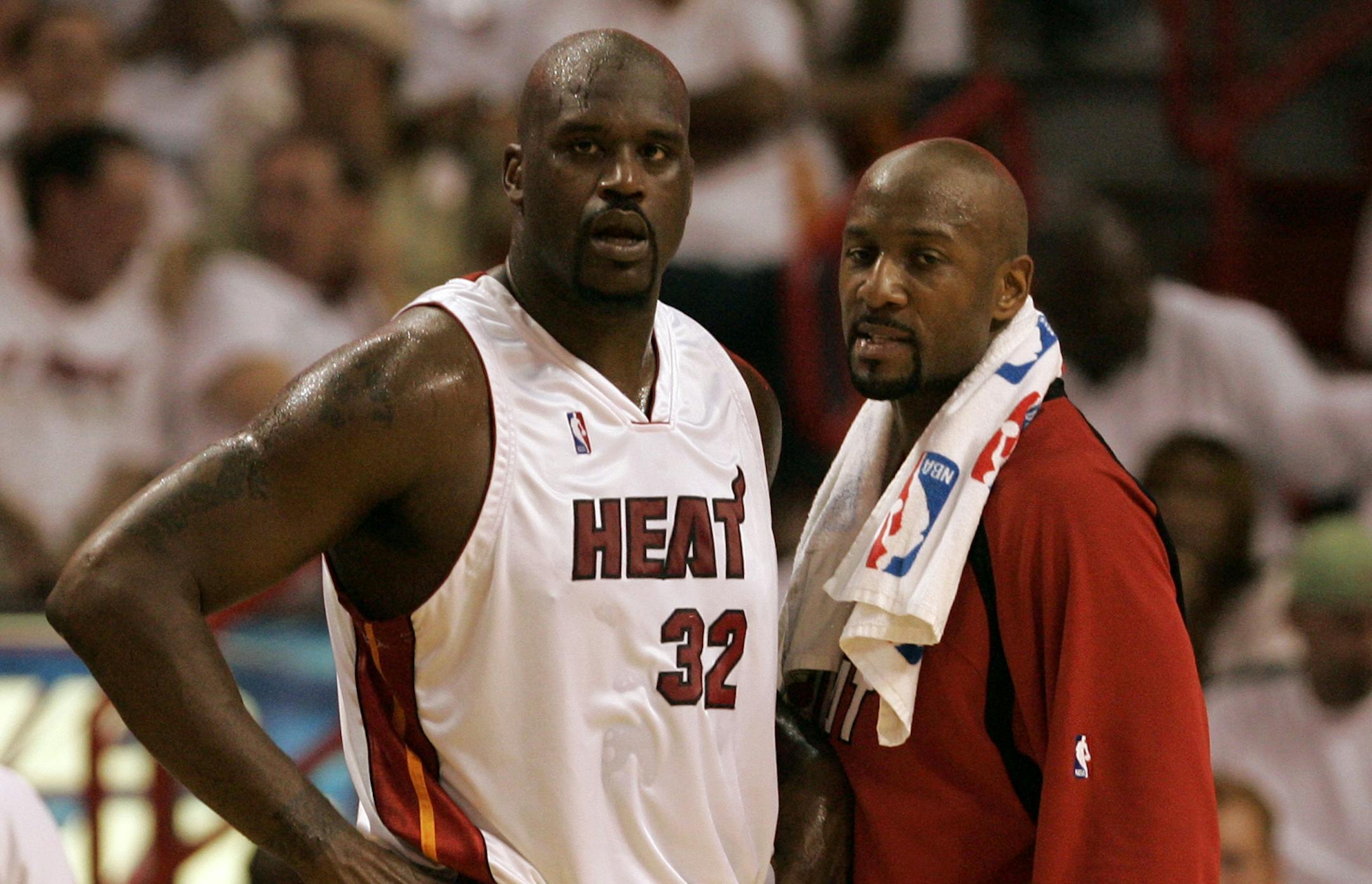 Miami Heat centers Shaquille O'Neal (32) and Alonzo Mourning talk during a time-out in the first period of the Sunday, April 29, 2007, basketball game in Miami.(AP Photo/J. Pat Carter) ORG XMIT: AAA104