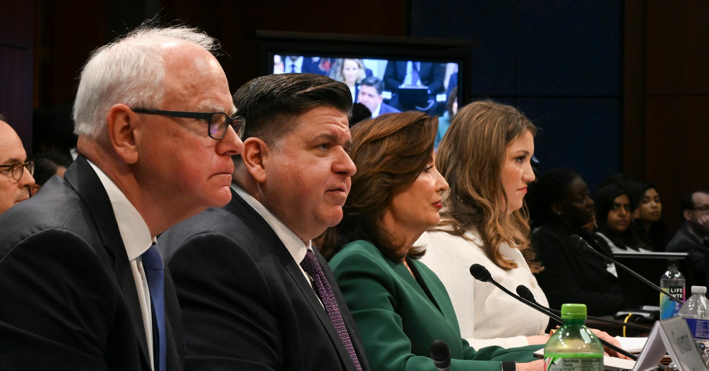 Walz verteidigt Einwanderungsgesetze in Minnesota; Republikaner ...