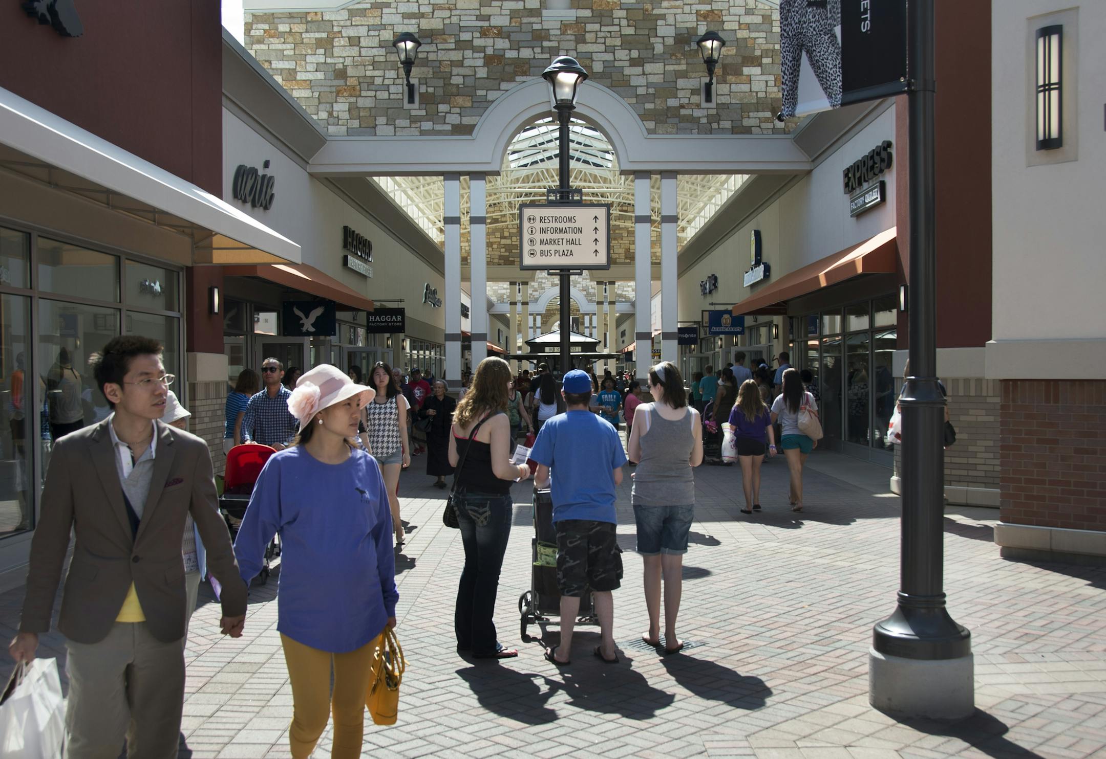 Looking down one of the passages lined with store fronts at Twins Cities Premium Outlets. ] The first Twin Cities outlet mall to be placed in a first ring suburb instead of an exurb opens today (Thurs) in Eagan. 123301 Outlets 20035776C (DAVID BREWSTER/STAR TRIBUNE)