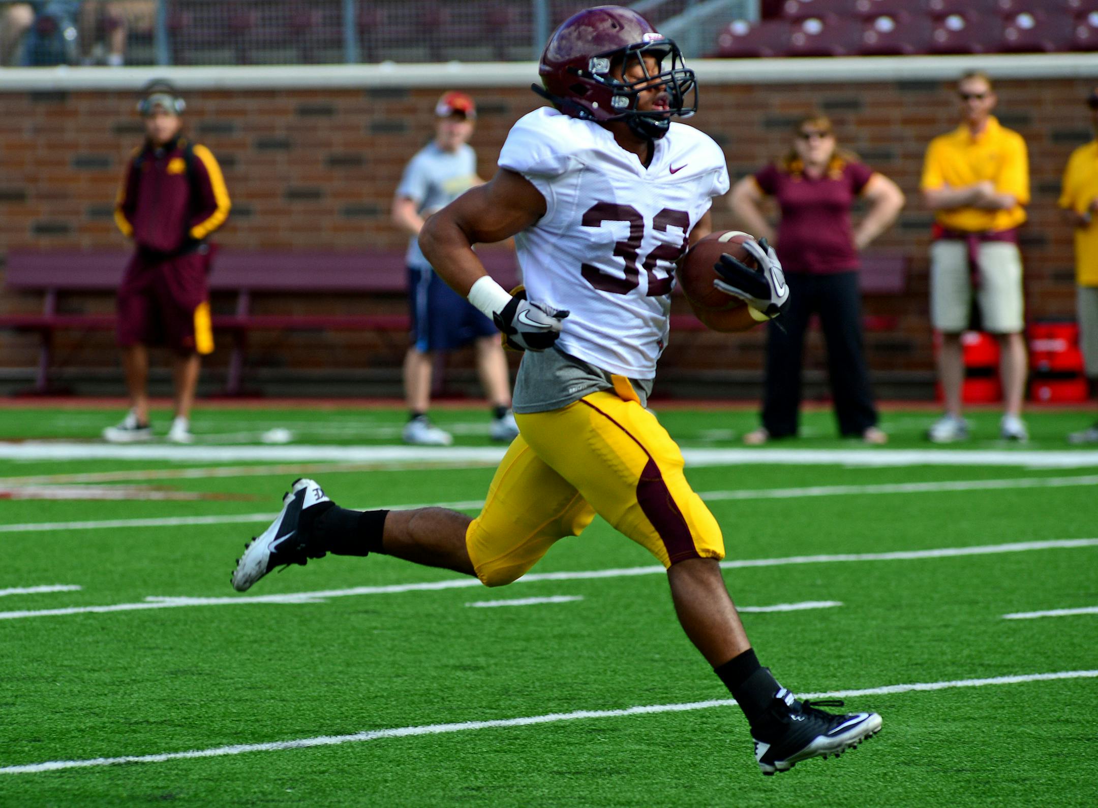 The University of Minnesota Gophers football team scrimmaged at TCF Bank Stadium on Saturday afternoon August 10, 2013 in Minneapolis, Minn. Number 32 Berkley Edwards, (RB) brooke away for this long touchdown run during the scrimmage. ] Richard.Sennott@startribune.com Richard Sennott/Star Tribune Minneapolis, Minnesota Saturday 8/10/13) ** (cq)