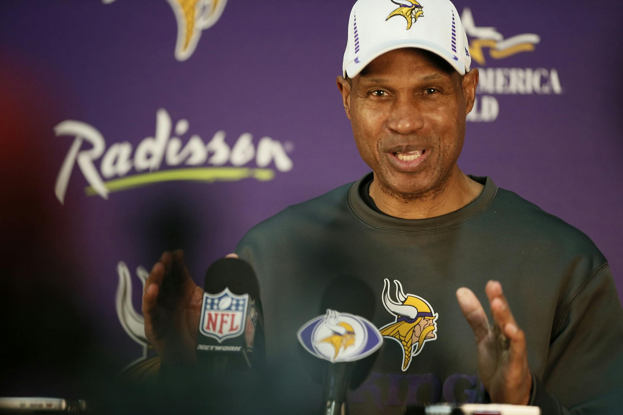 Minnesota Vikings head coach Leslie Frazier
