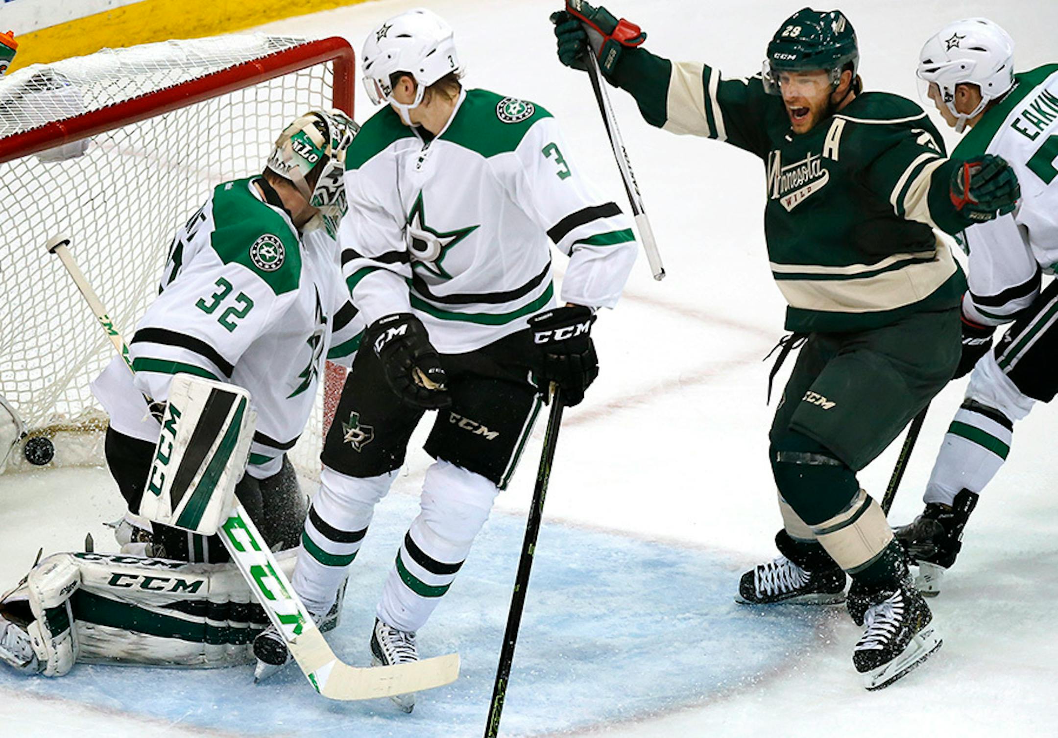 Jason Pominville (29) got the puck past Dallas goalie Kari Lehtonen goal in the second period.