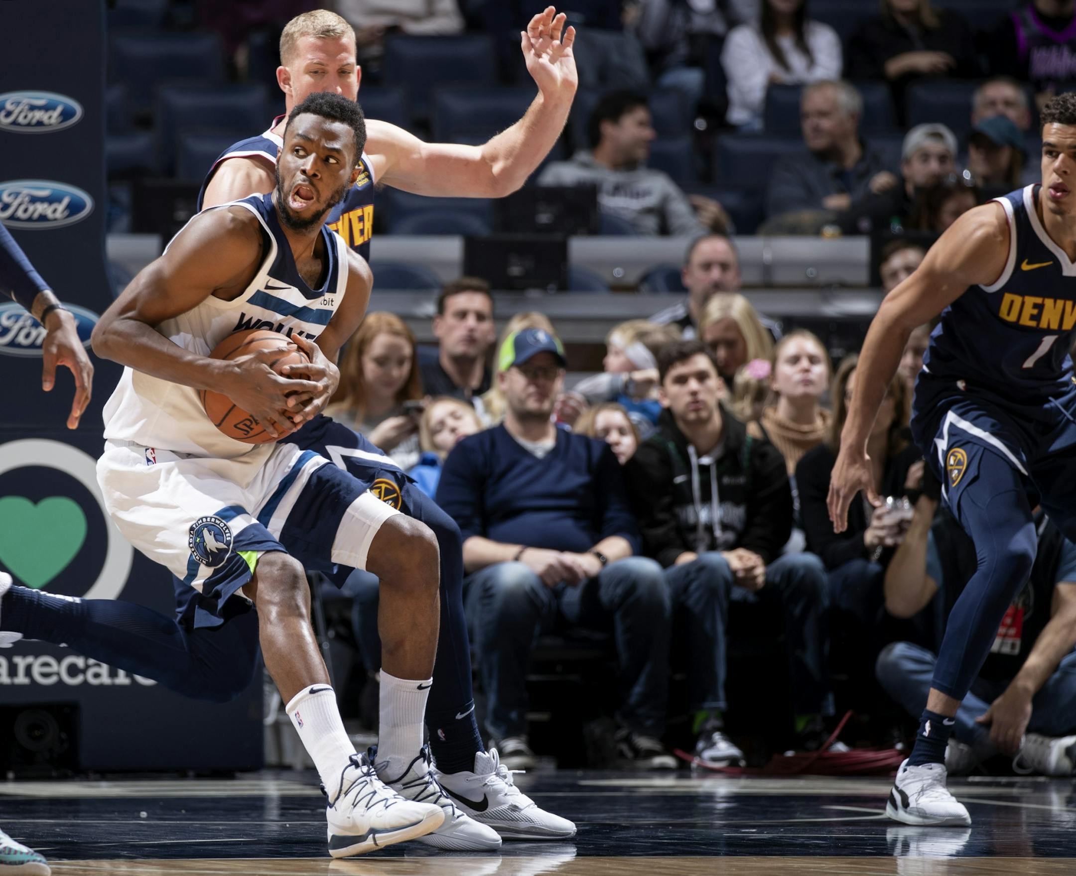 Andrew Wiggins (22) of Minnesota Timberwolves drove to the basket in the fourth quarter on Sunday.