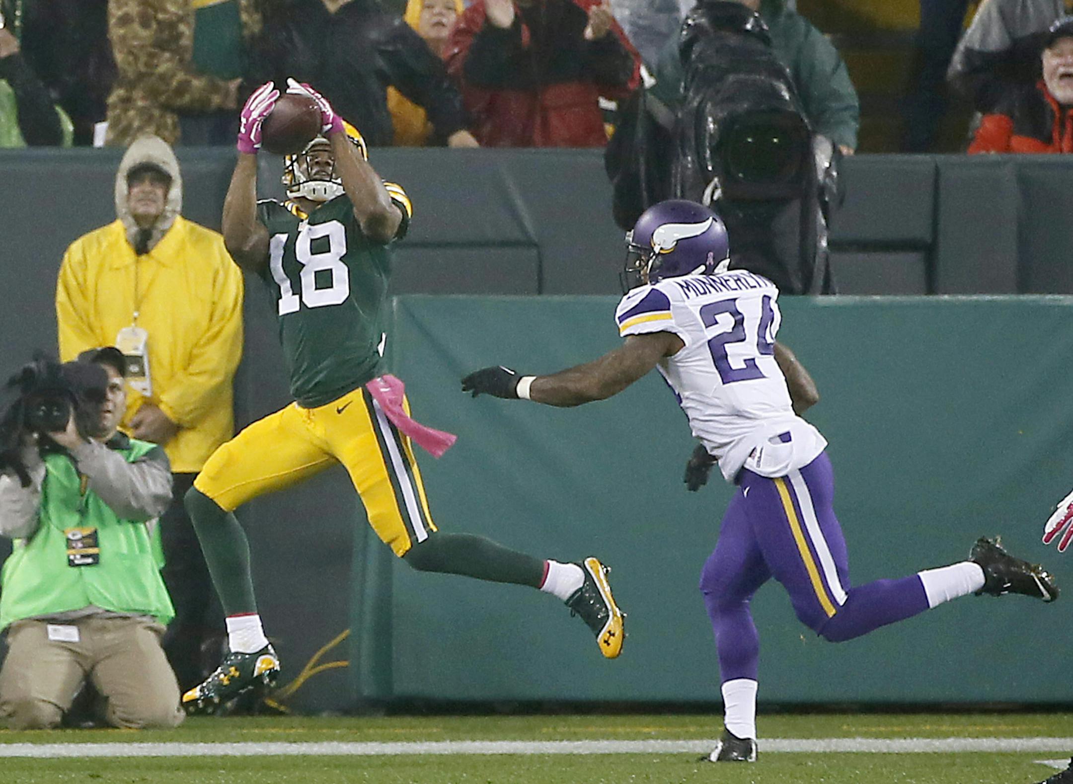Green Bay Packers wide receiver Randall Cobb (18) caught a pass for a touchdown in the first quarter despite defensive pressure by Minnesota Vikings cornerback Captain Munnerlyn (24) as the Minnesota Vikings took on the Green Bay Packers at Lambeau Field, Thursday, October 2, 2014 in Green Bay, Wis. ] (ELIZABETH FLORES/STAR TRIBUNE) ELIZABETH FLORES ‚Ä¢ eflores@startribune.com