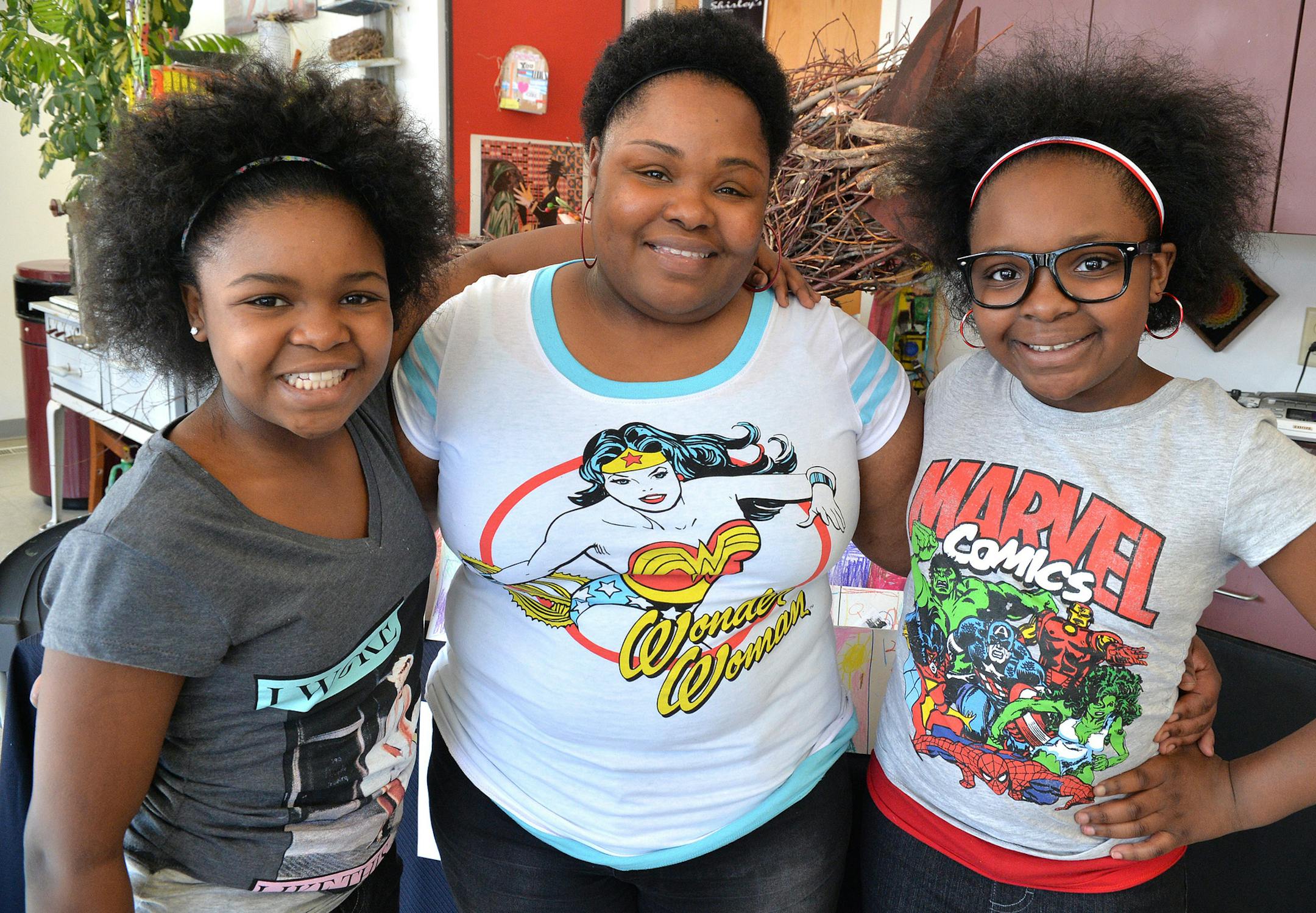 Juanita Beal (center) and her daughters Sonnayah (left) and Nazariah (right). ] (SPECIAL TO THE STAR TRIBUNE/BRE McGEE) **Juanita Beal (center), Sonnayah Beal (left), Nazariah Beal (right)