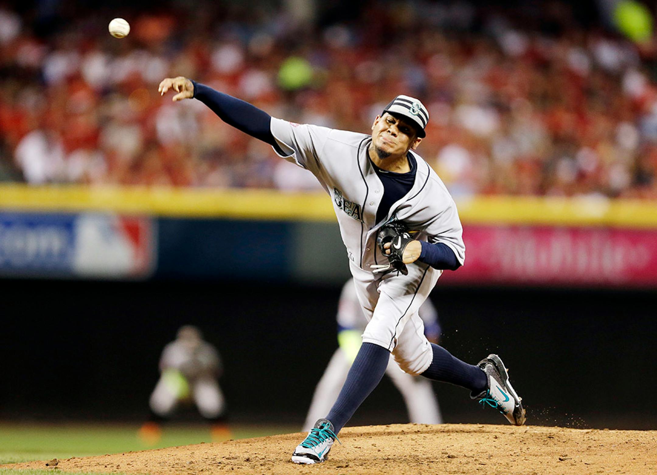 American League's Felix Hernandez, of the Seattle Mariners, throws during the third inning of the MLB All-Star baseball game, Tuesday, July 14, 2015, in Cincinnati.