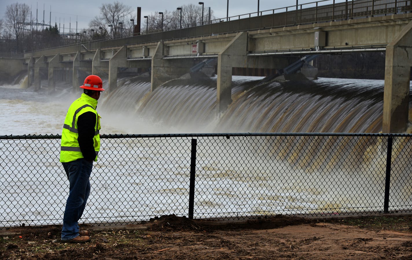 The Coon Rapids Dam now features 5 new gates with new pistons.] Richard.Sennott@startribune.com Richard Sennott/Star Tribune Coon Rapids Minn. Friday 4/25/2014) ** (cq)