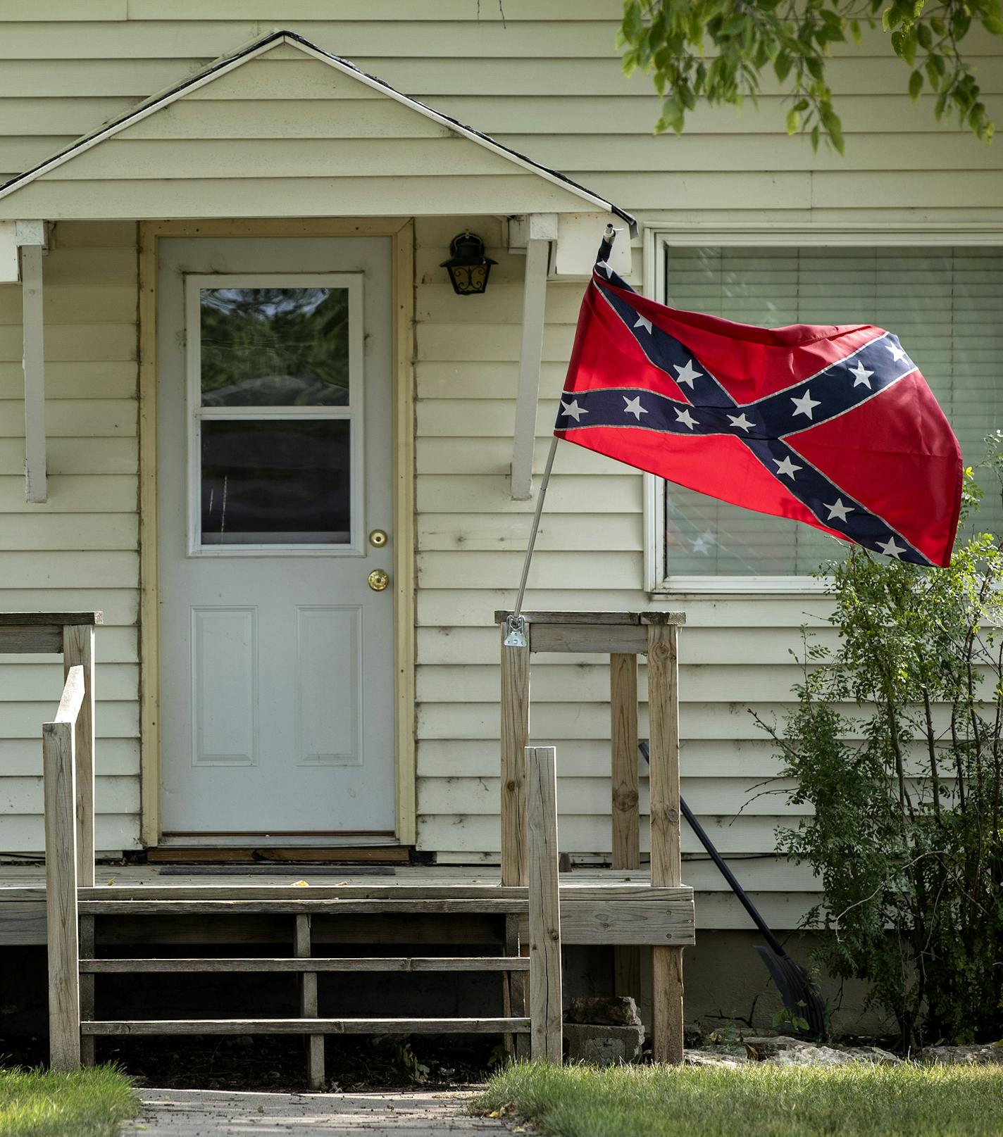 A confederate flag was flown outside of a home in Gettysburg, SD. Selwyn Jones is the uncle of George Floyd and lives in Gettysburg, SD where he and his wife Joie own the Sage Motel, which is being rebranded as KJ's Inn and Suites. ] CARLOS GONZALEZ • cgonzalez@startribune.com – Gettysburg, SD, – September 2020, George Floyd's uncle, Selwyn Jones, lives in the town of Gettysburg, South Dakota after successfully urging the local police department to remove a badge on uniforms that bore the confed