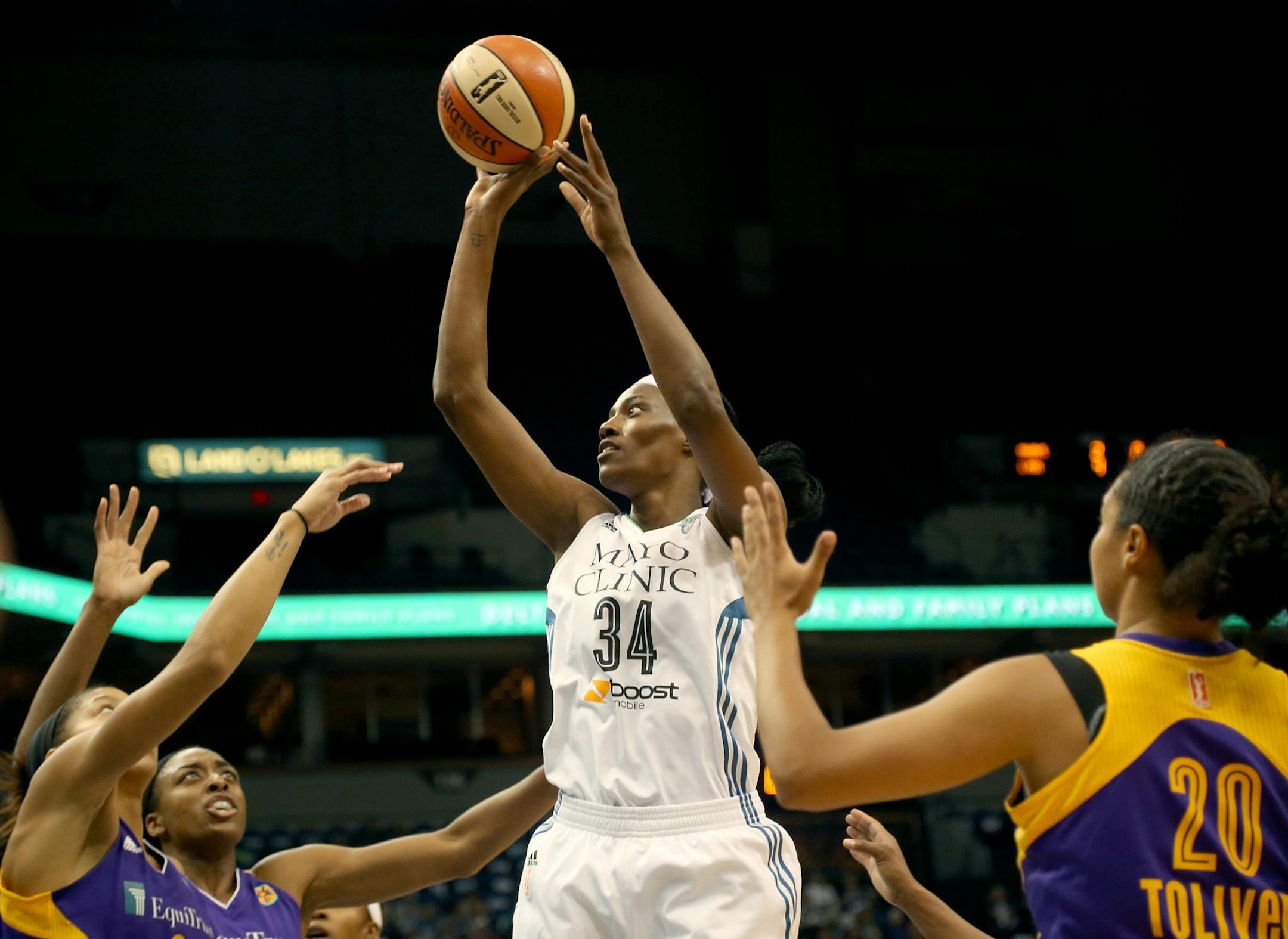Lynx center Sylvia Fowles went up a shot surround by Sparks players during Round 1 of the WNBA playoffs.