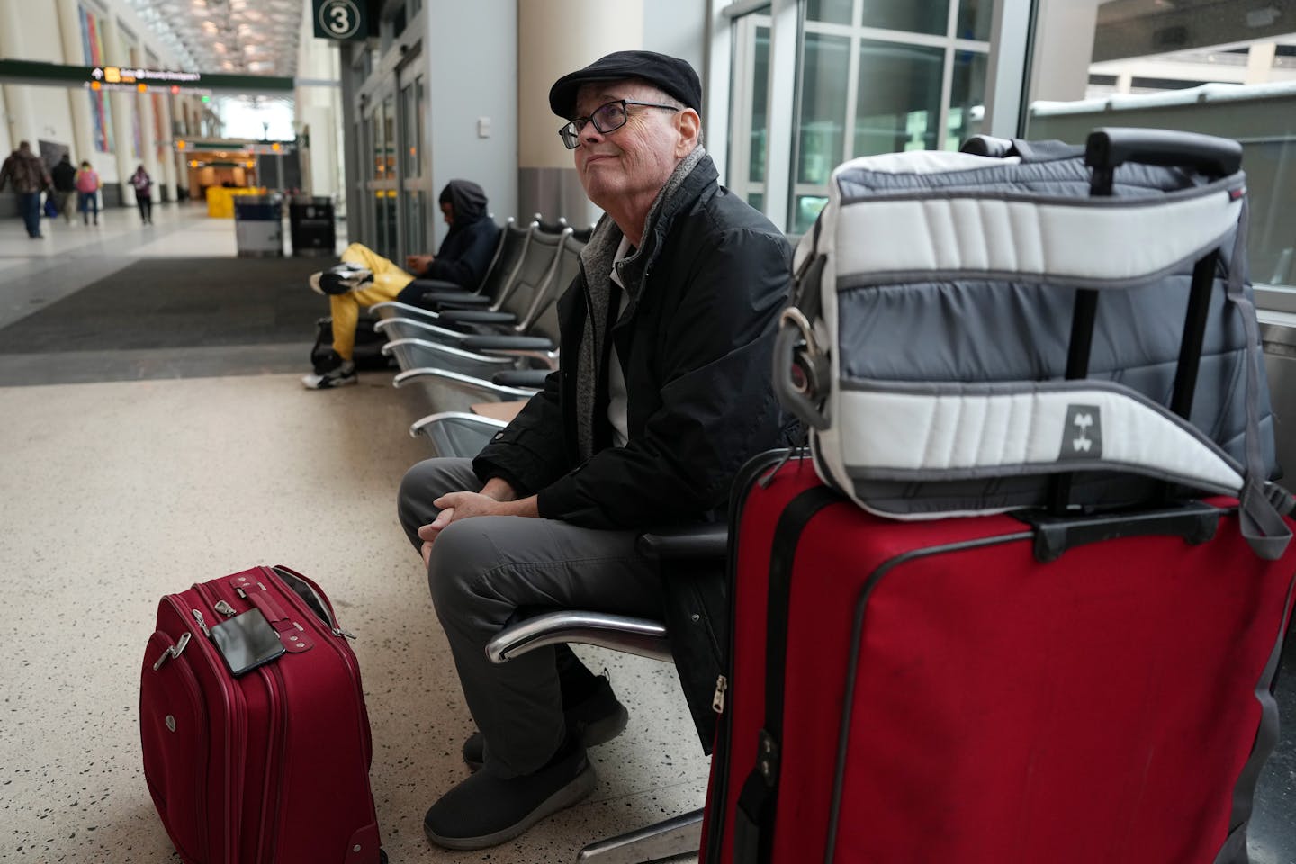 Travelers at Minneapolis-St. Paul Airport try to beat the snowstorm