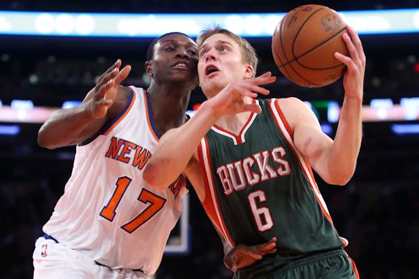 Milwaukee Bucks guard Nate Wolters (6) pushes towards the basket against New York Knicks forward Cleanthony Early (17) in the second half of their pre