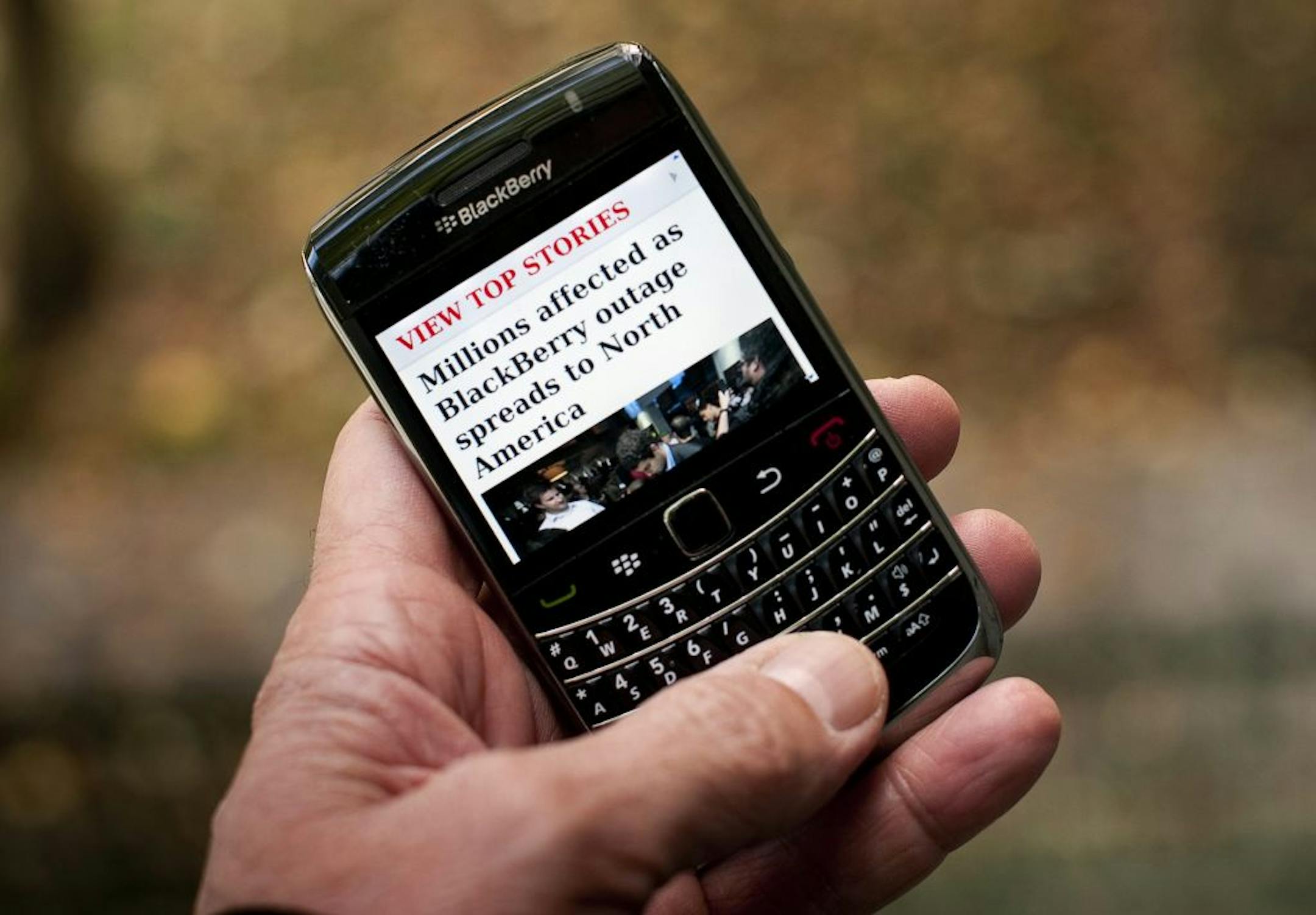 A Blackberry user reads a story about a Blackberry outage that is affecting millions of users of the smartphone that has now spread to North America Wednesday, Oct. 12, 2011, in Montreal. Sporadic outages of BlackBerry messaging and email service spread to the U.S. and Canada on Wednesday, as problems stretched into the third day for Europe, Asia, Latin America and Africa. (AP Photo/The Canadian Press, Paul Chiasson) THE CANADIAN PRESS/Paul Chiasson