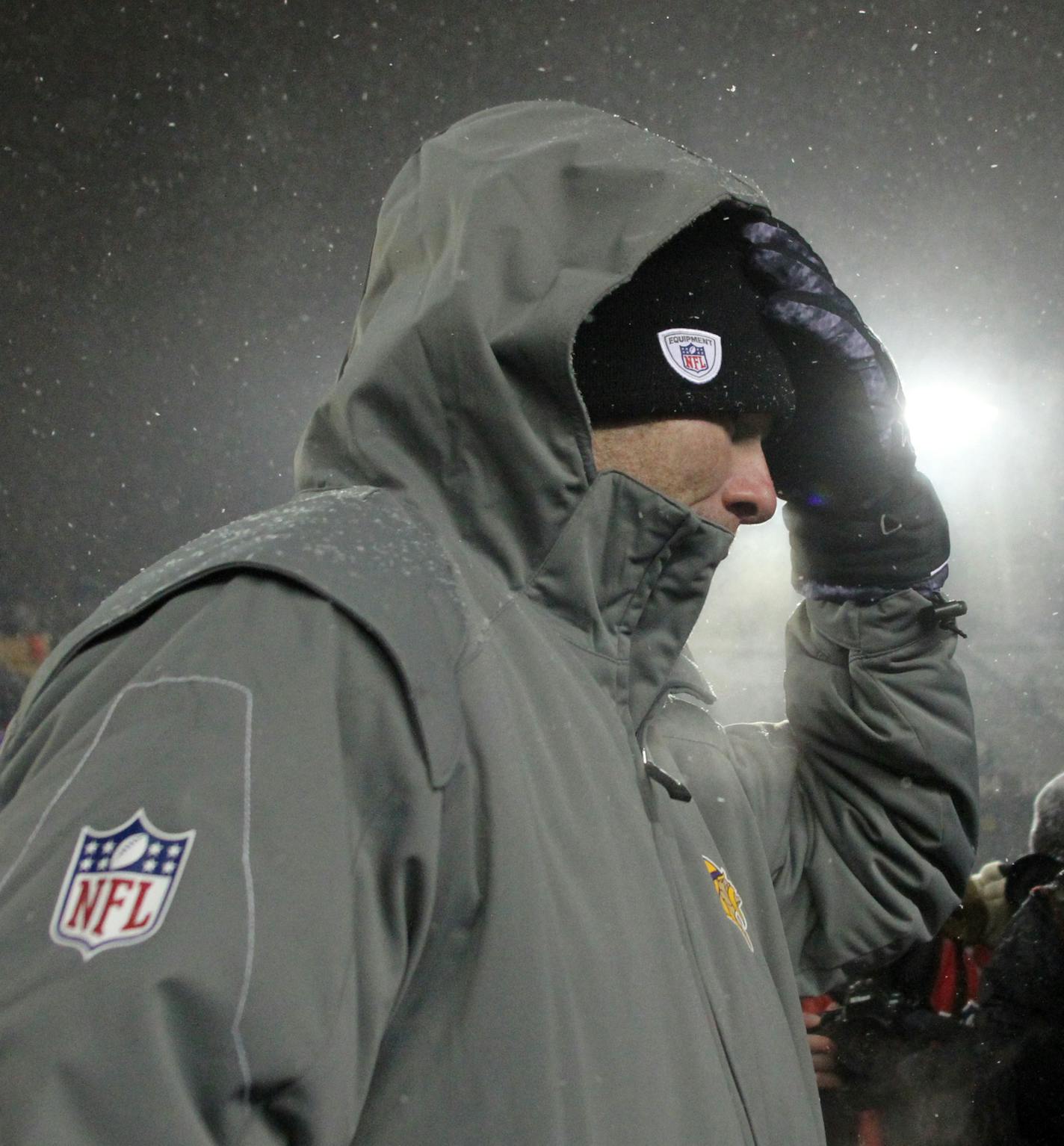 MCKENNA EWEN &#x2022; mckenna.ewen@startribune.com December 20, 2010 &#x2013; TCF Bank Stadium - Vikings vs. Bears - In this photo: ] Brett Favre held his head after the Vikings lost 40-14 to the Chicago Bears at TCF Bank Stadium. Favre left the game with a concussion in the second quarter.