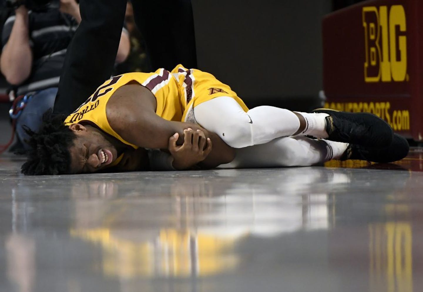 Minnesota center Daniel Oturu (25) lays on the court after being injured on a play against the Michigan in the second half.