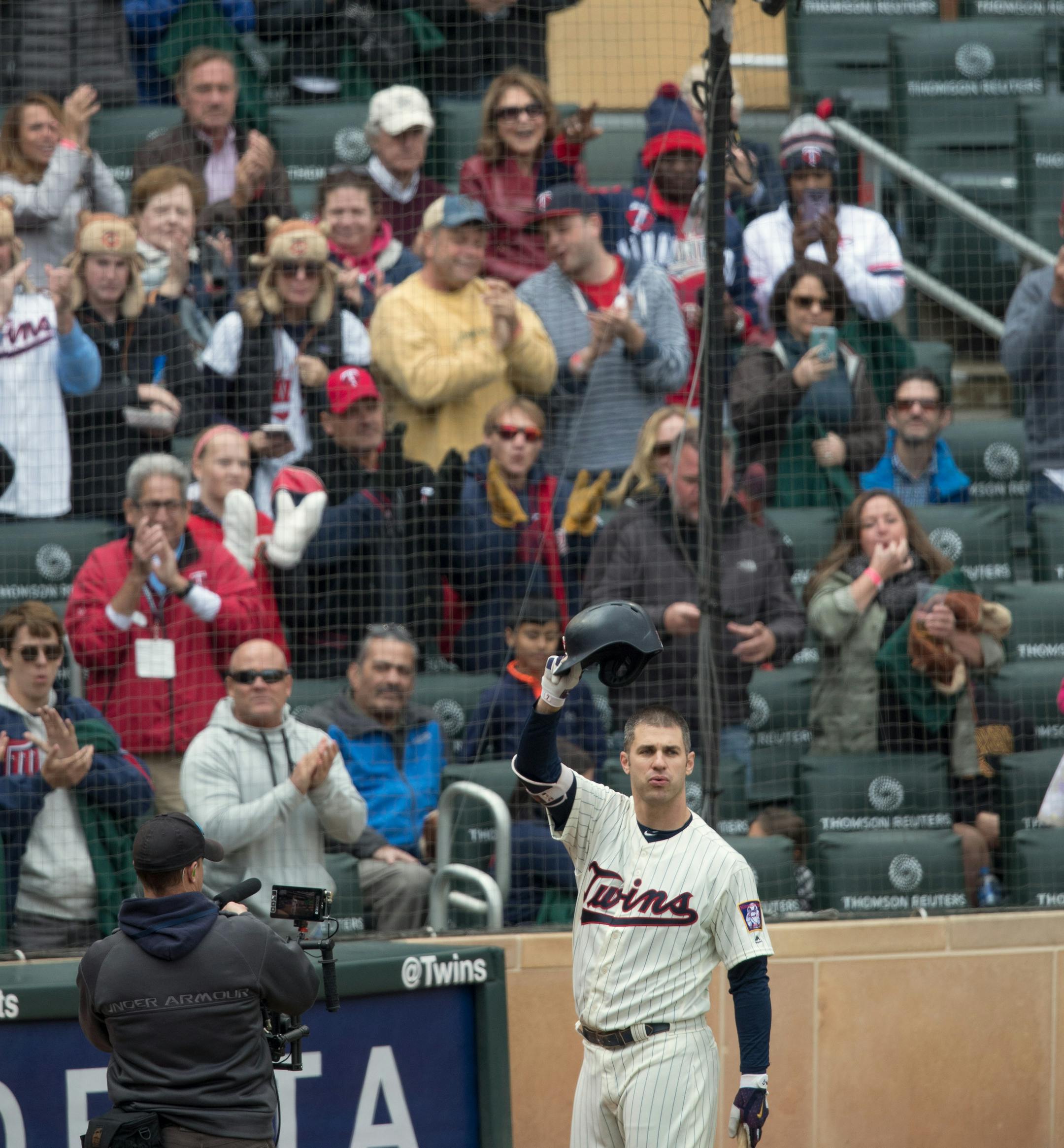 Minnesota Twins first baseman Joe Mauer (7) waved to the crowed on his first a bat at Target Field Sunday September 30, 2018 in Minneapolis, MN. ] The Minnesota Twins hosted the Chicago White Sox at Target Field. JERRY HOLT ï jerry.holt@startribune.com