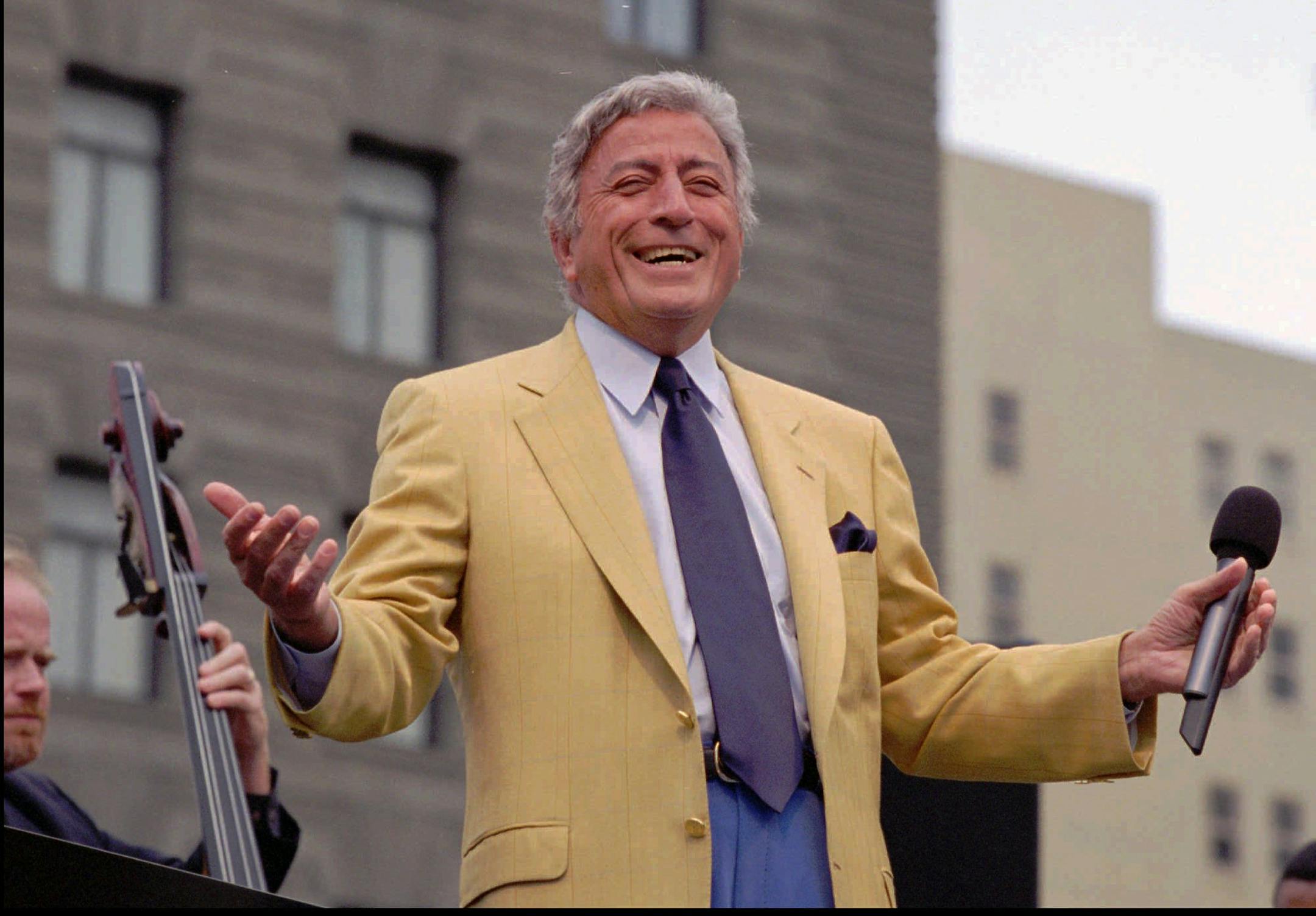 Pop vocalist Tony Bennett performs a free concert in support of Juvenile Diabetes Research Thursday, Sept. 14, 1995, in San Francisco's Union Square. He also signed his own lithographs after the concert.