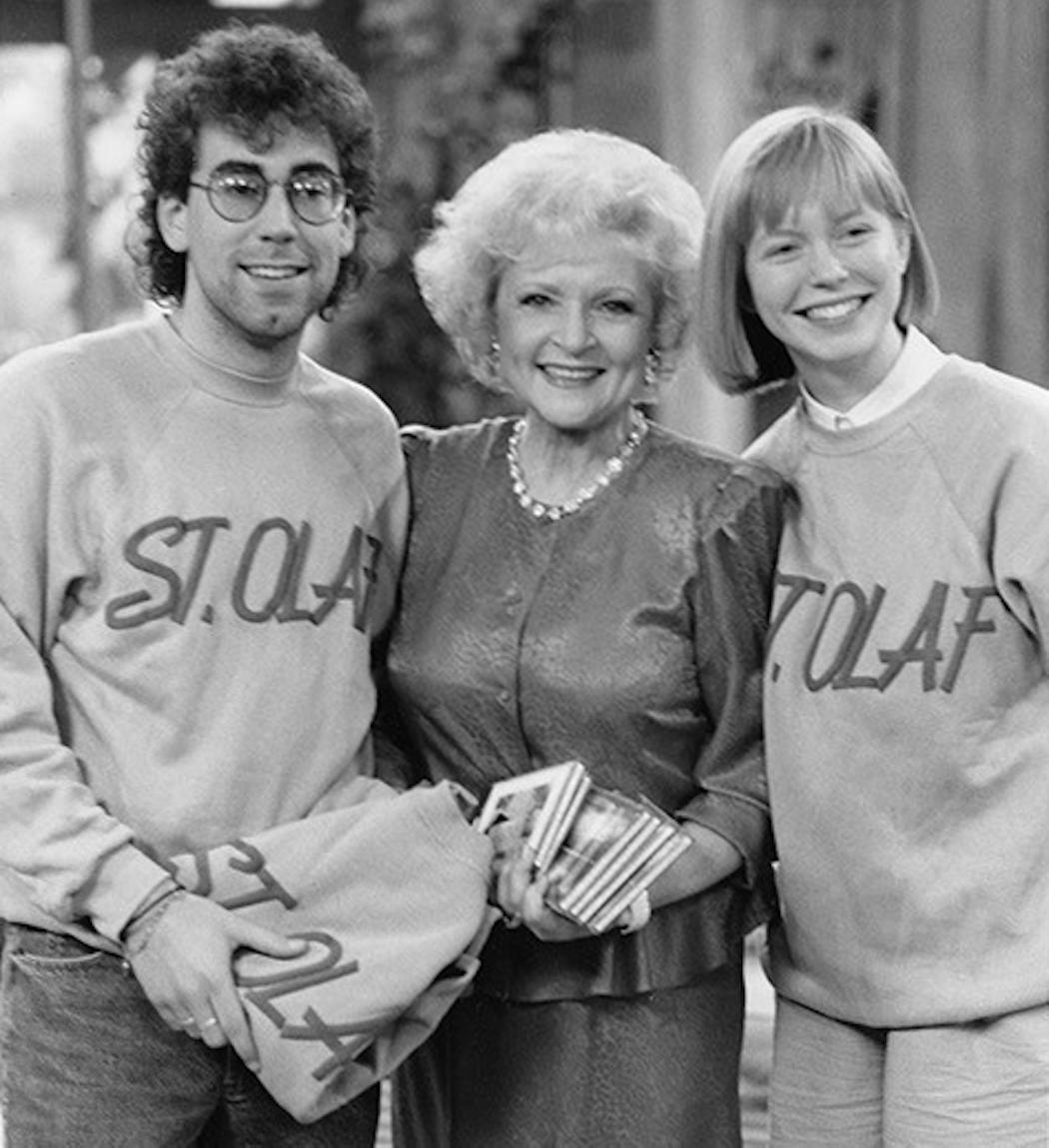 Betty White posed with members of the St. Olaf College choir in 1989 when they visited a 