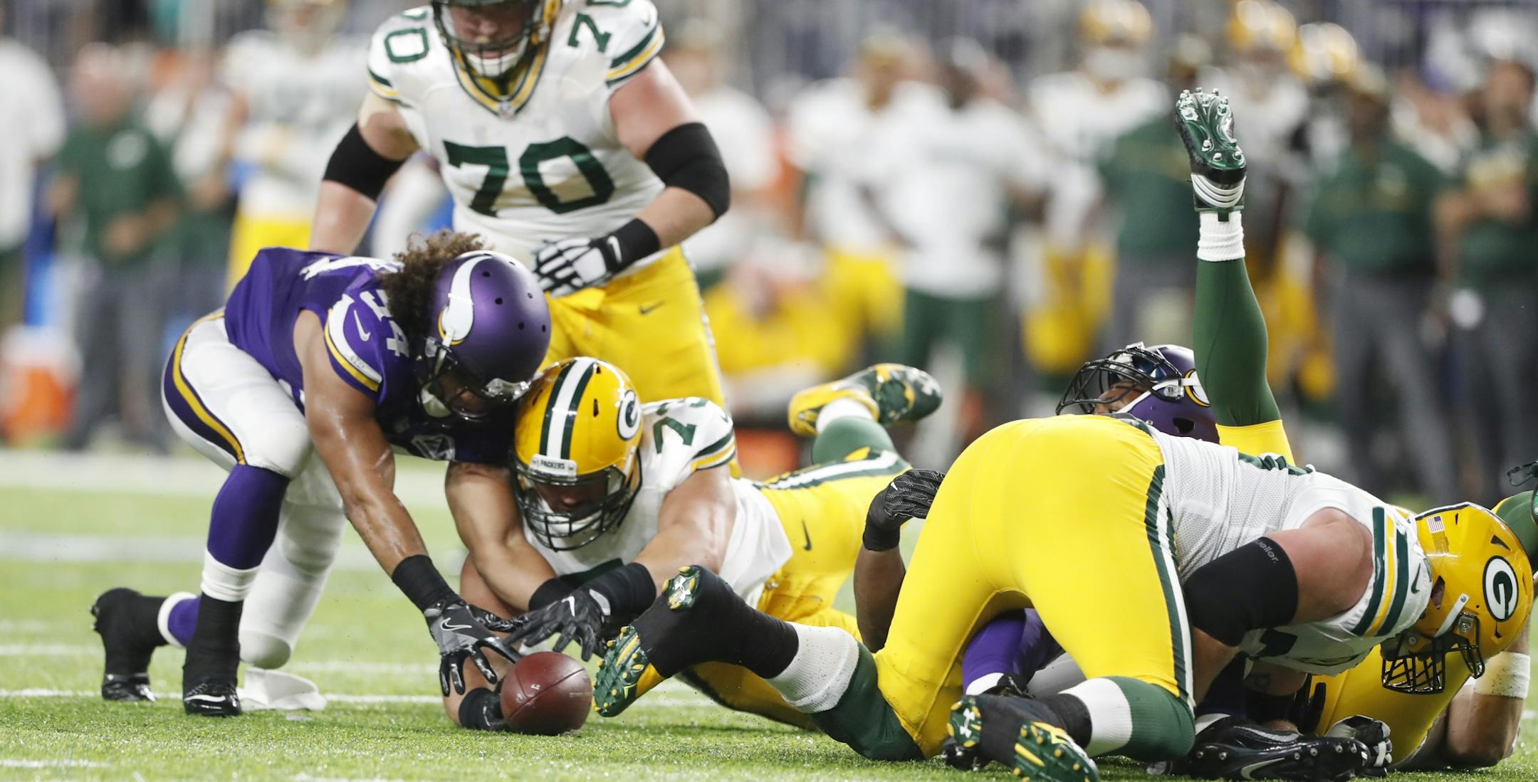 Green Bay Packers center JC Tretter (73) recovered a Aaron Rogers fumble as he battled Minnesota Vikings middle linebacker Eric Kendricks (54) in the first quarter at U.S. Bank Stadium Sunday September 18 ,2016 in Minneapolis, MN.