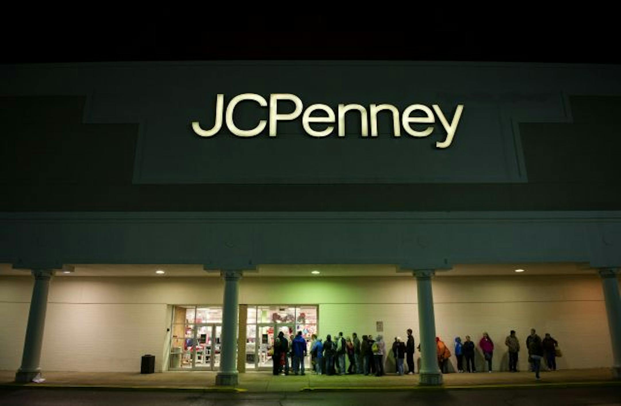 Shoppers line up outside a J.C. Penney store prior to its 4 a.m. opening at Simon Property Group Inc.'s Great Lakes Mall in Mentor, Ohio, U.S., on Friday, Nov. 26, 2010. Shoppers on Black Friday, the biggest shopping day of the year, are taking advantage of deals as they face down a slower economic recovery than projected. Photographer: Daniel Acker/Bloomberg