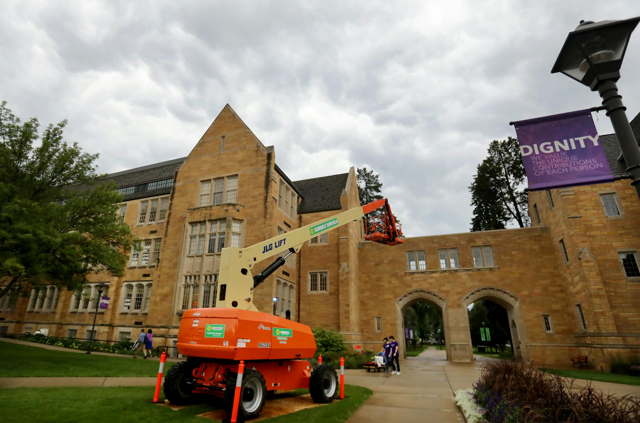 A bomb threat had University of St. Thomas building John R. Roach Center For The Liberal Arts, left, evacuated Tuesday, Aug. 20, 2019, in St. Paul, MN.] DAVID JOLES • david.joles@startribune.com A bomb threat has a University of St. Thomas building evacuated.