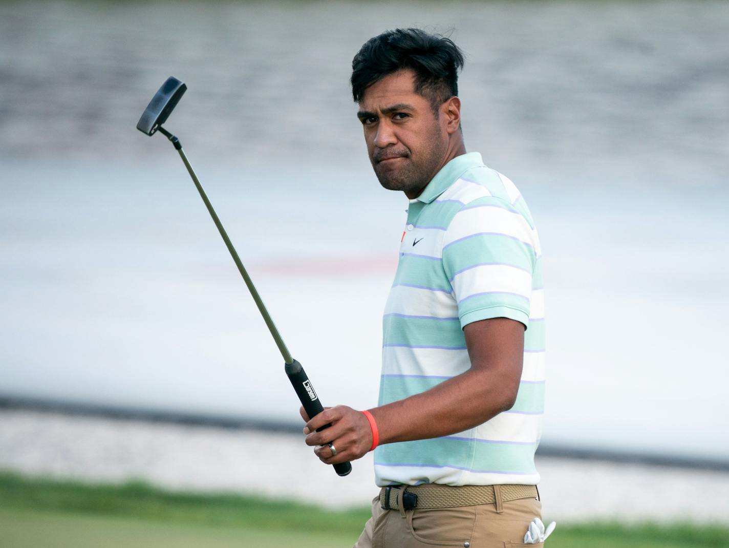 Tony Finau waves to the crowd on the 18th hole after winning the 3M Open Sunday, July 24, 2022 at the Tournament Players Club in Blaine, Minn. ]