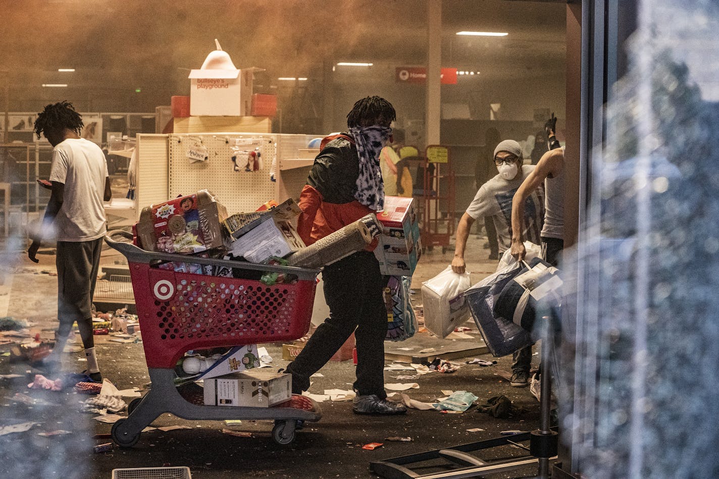 Looters entered the Target store on Lake Street and made out with merchandise on the second day of protest in the death of George Floyd. (RICHARD TSONG-TAATARII/Star Tribune)