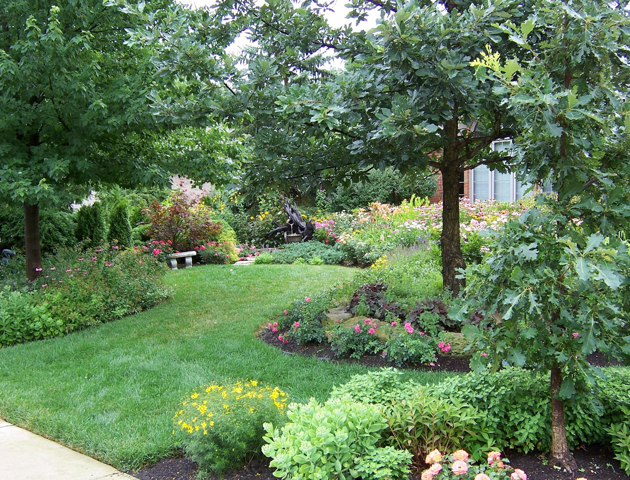 A defined edge around garden beds adds a crisp, finishing touch to the yard. Natural edging, created by making V- or L-shape cuts with a straight-edge spade, is the preferred choice for many landscapers and gardeners. (Nina Koziol/Chicago Tribune/TNS) ORG XMIT: 1172073